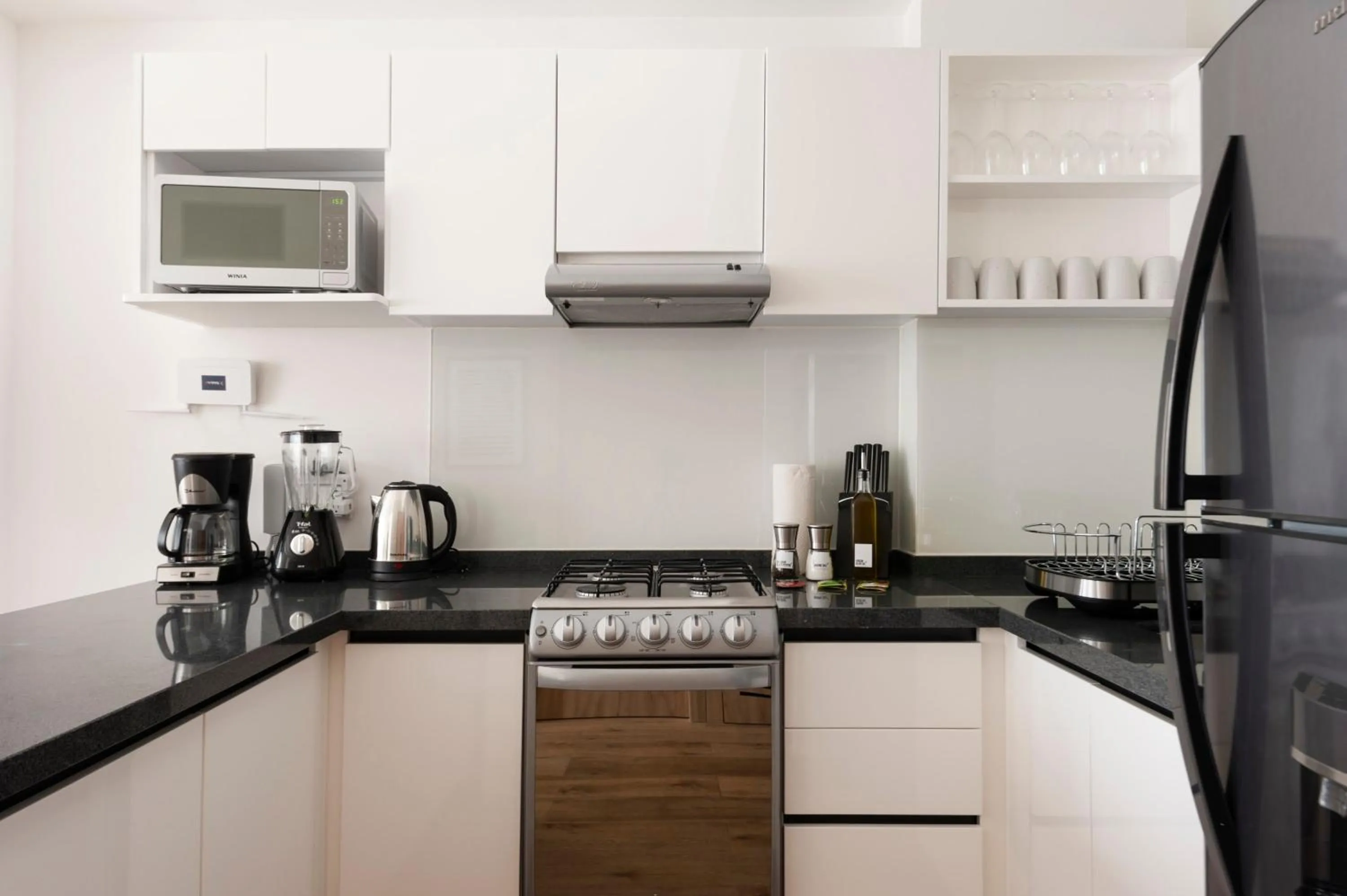 Kitchen or kitchenette in Londres 256 by Wynwood House