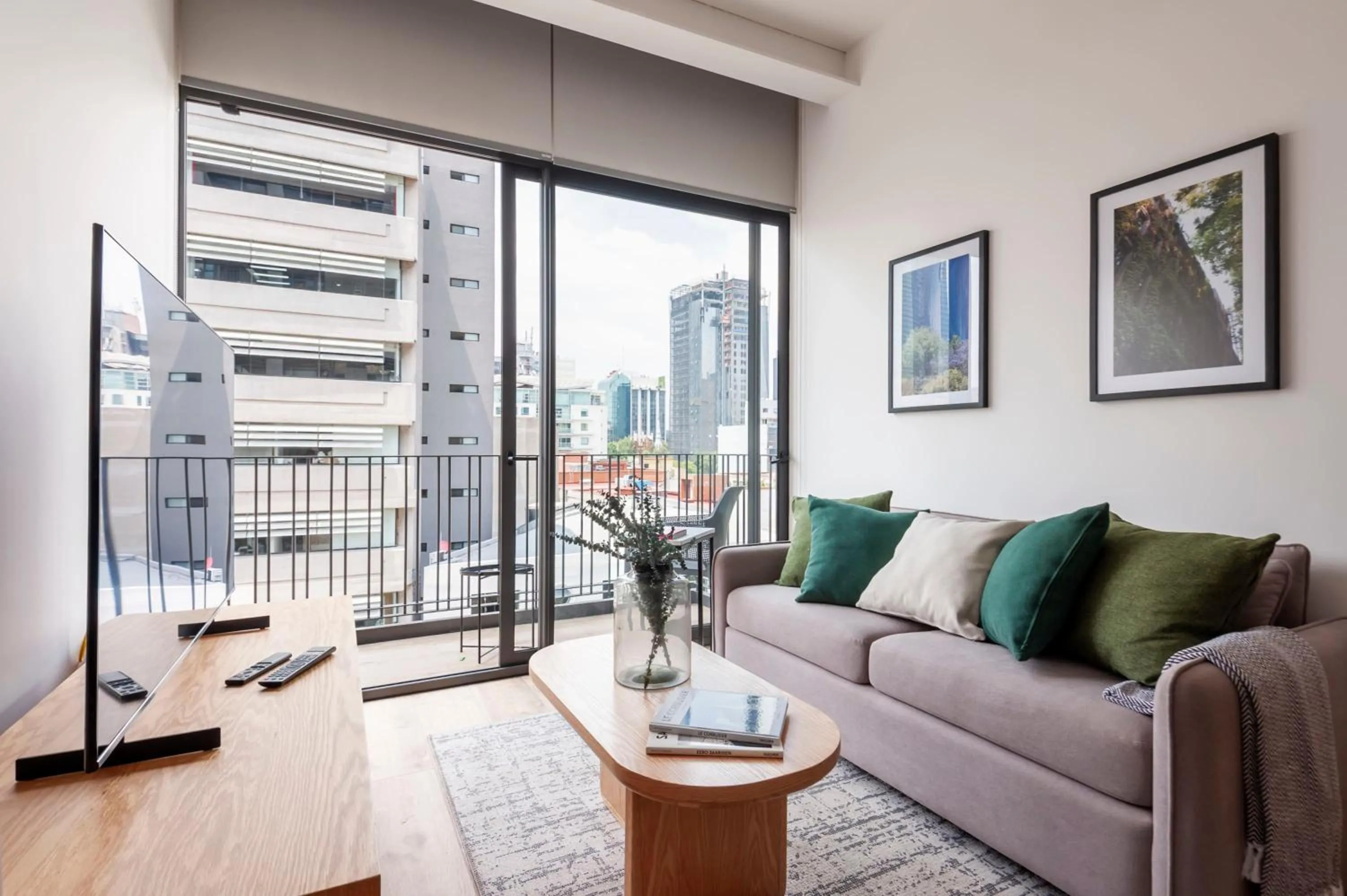 Living room in Londres 256 by Wynwood House