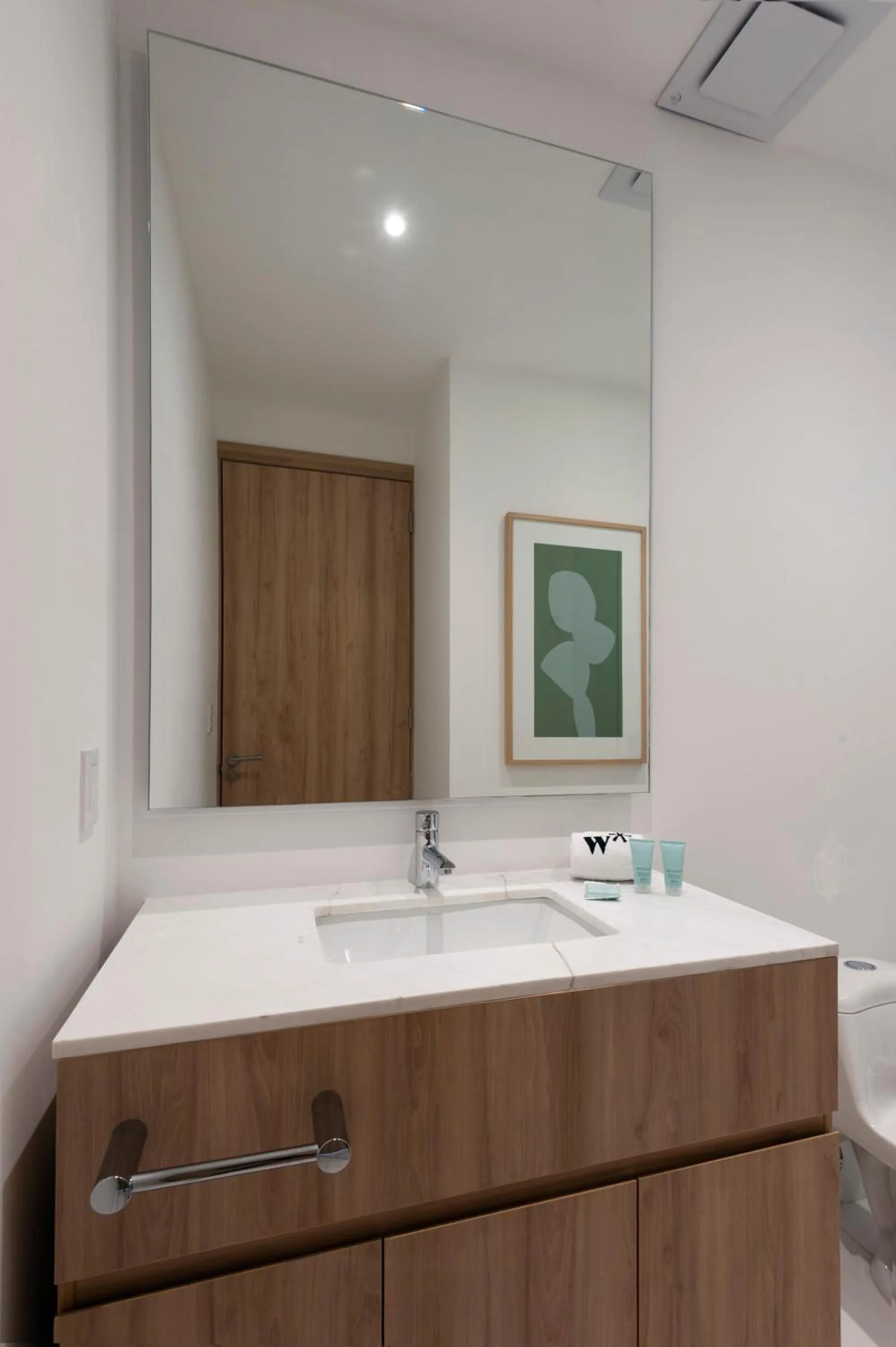 Bathroom in Londres 256 by Wynwood House