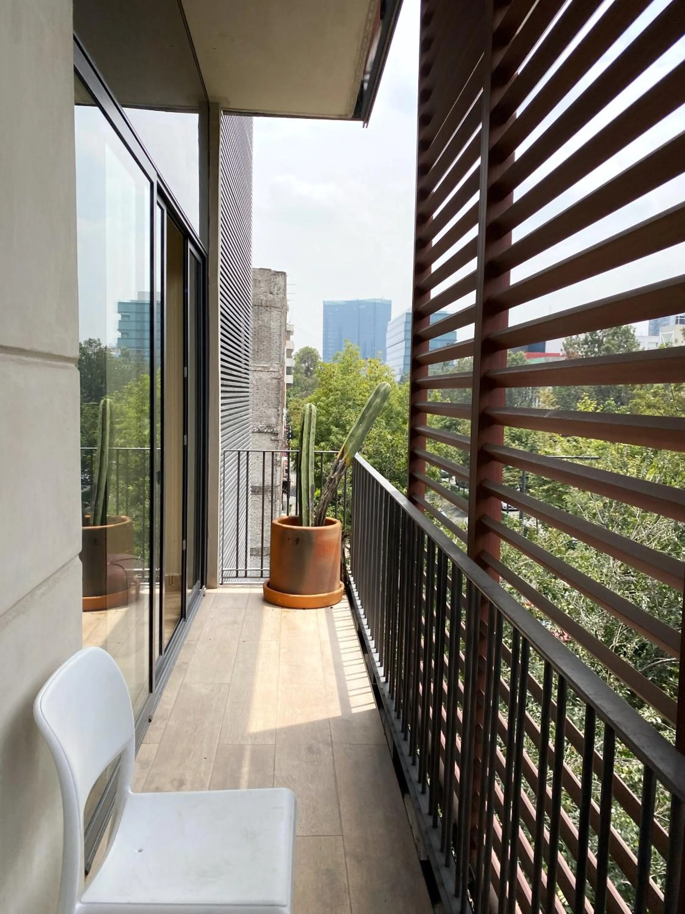 Balcony/Terrace in Londres 256 by Wynwood House