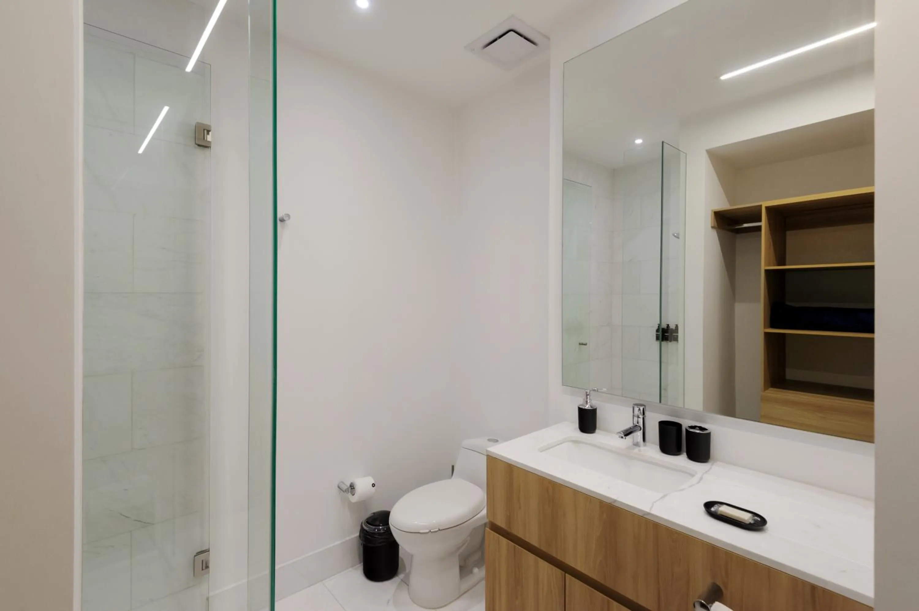 Bathroom in Londres 256 by Wynwood House