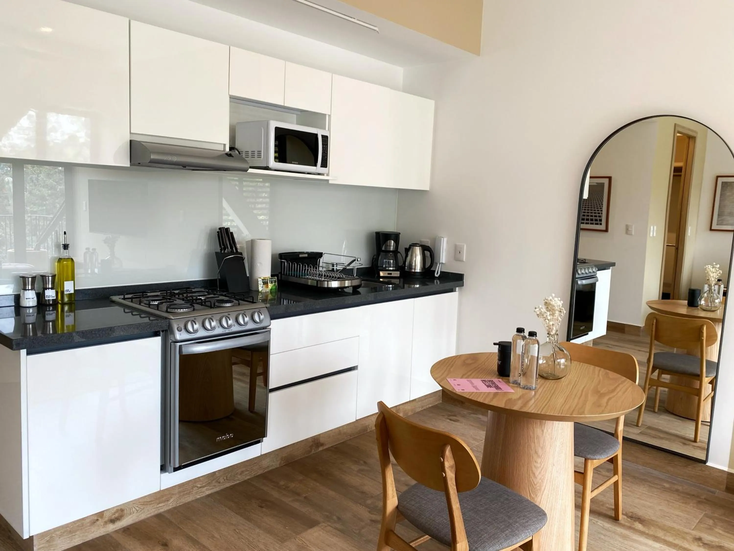 Kitchen or kitchenette in Londres 256 by Wynwood House