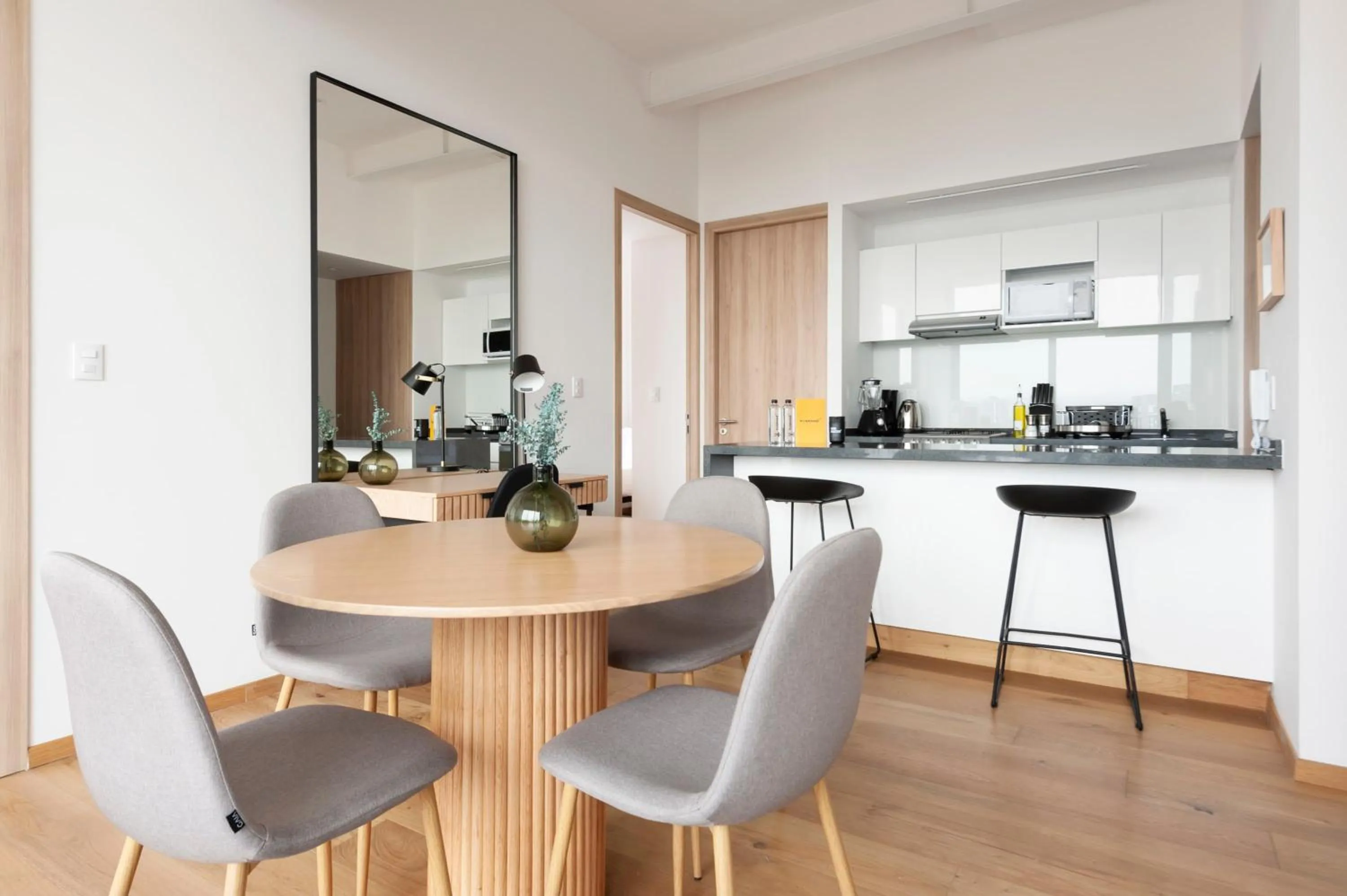 Dining area in Londres 256 by Wynwood House