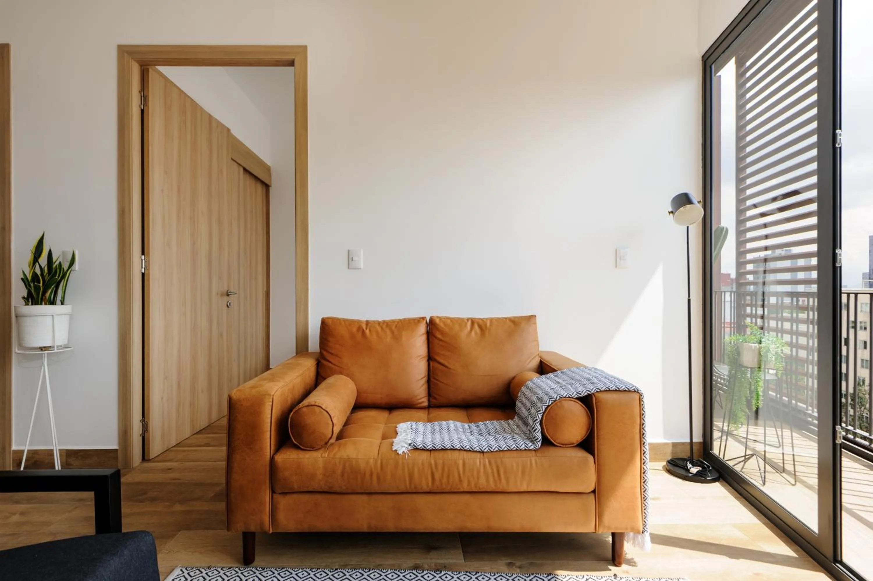 Living room in Londres 256 by Wynwood House