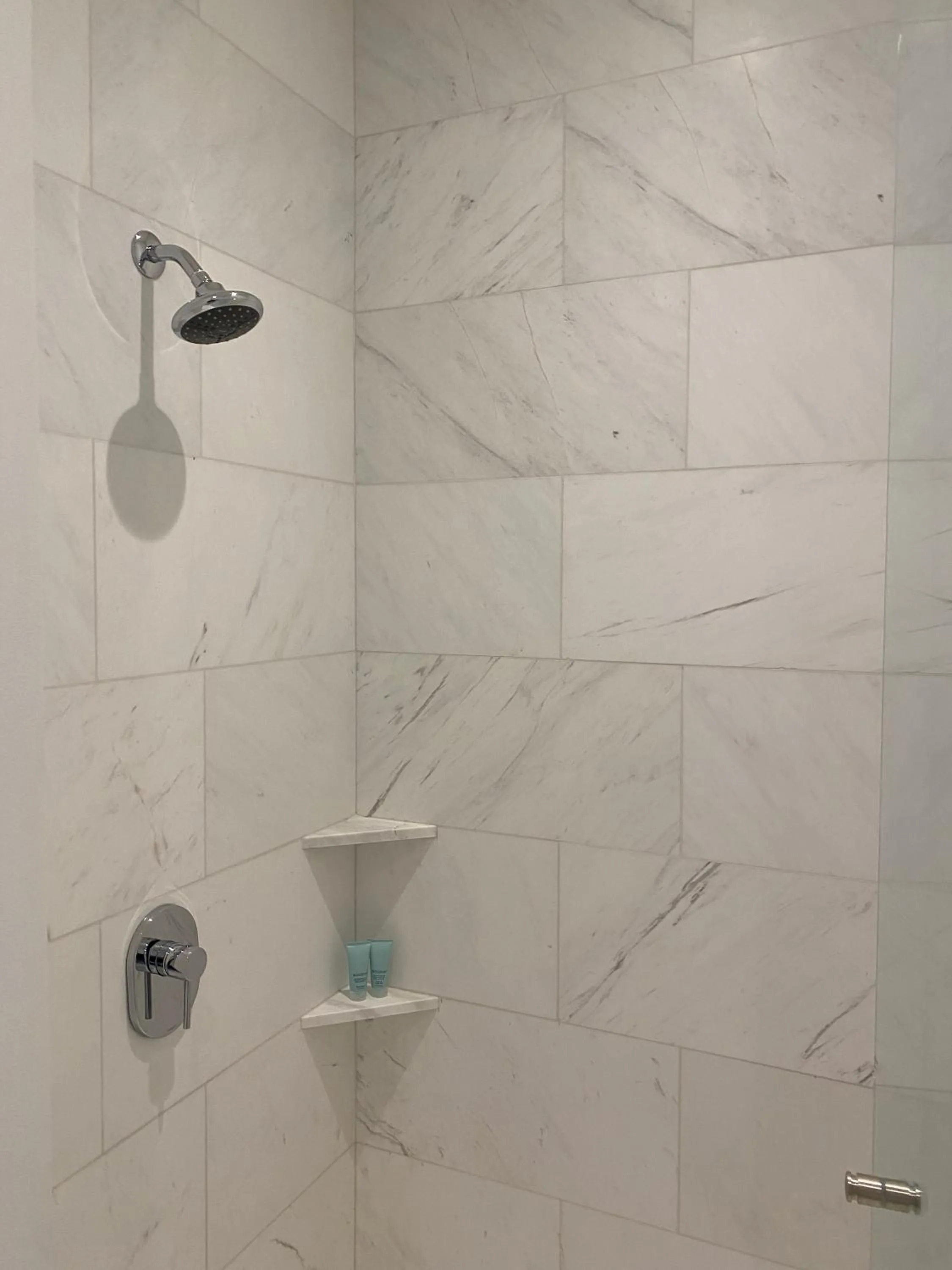 Shower in Londres 256 by Wynwood House