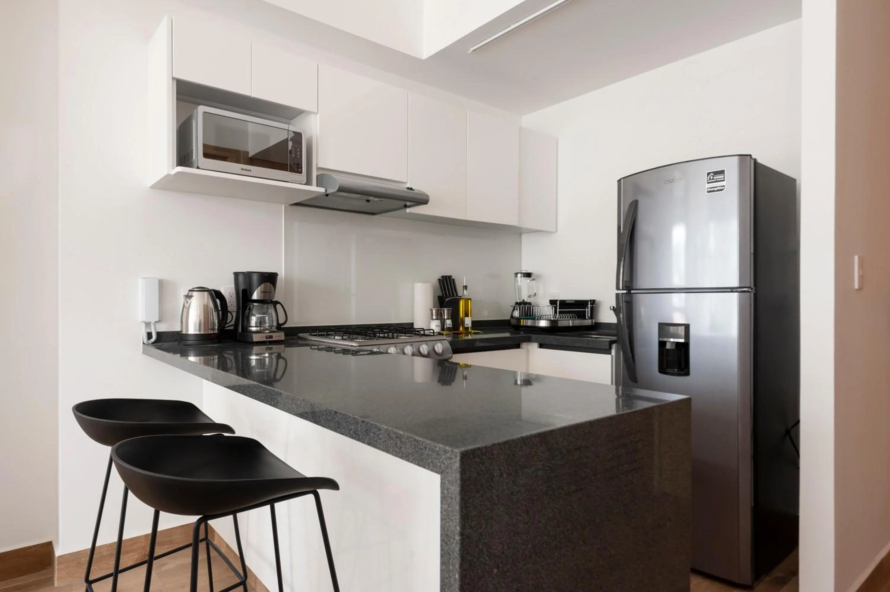 Kitchen or kitchenette in Londres 256 by Wynwood House