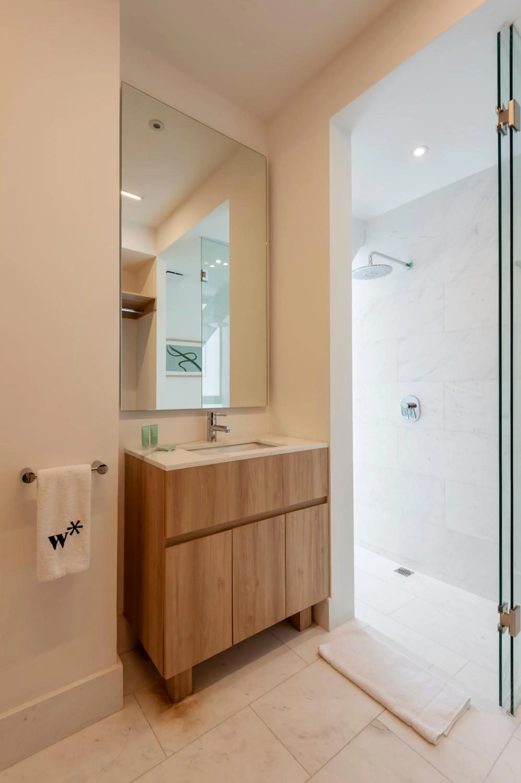 Bathroom in Londres 256 by Wynwood House