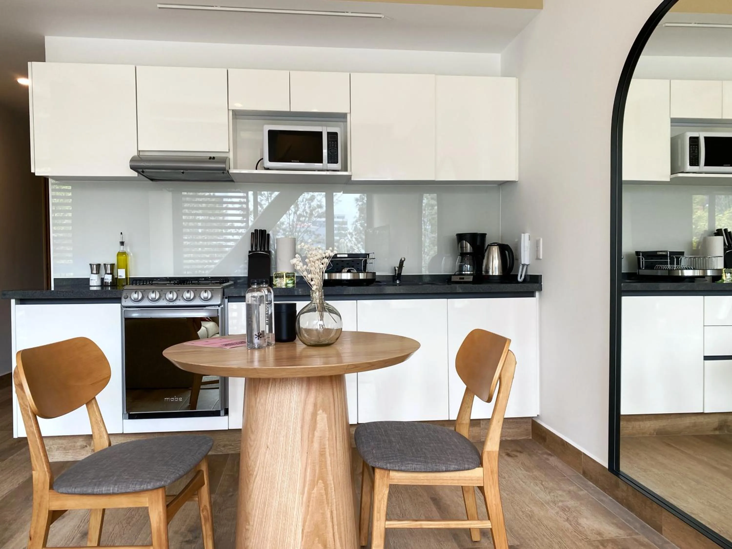 Kitchen or kitchenette in Londres 256 by Wynwood House