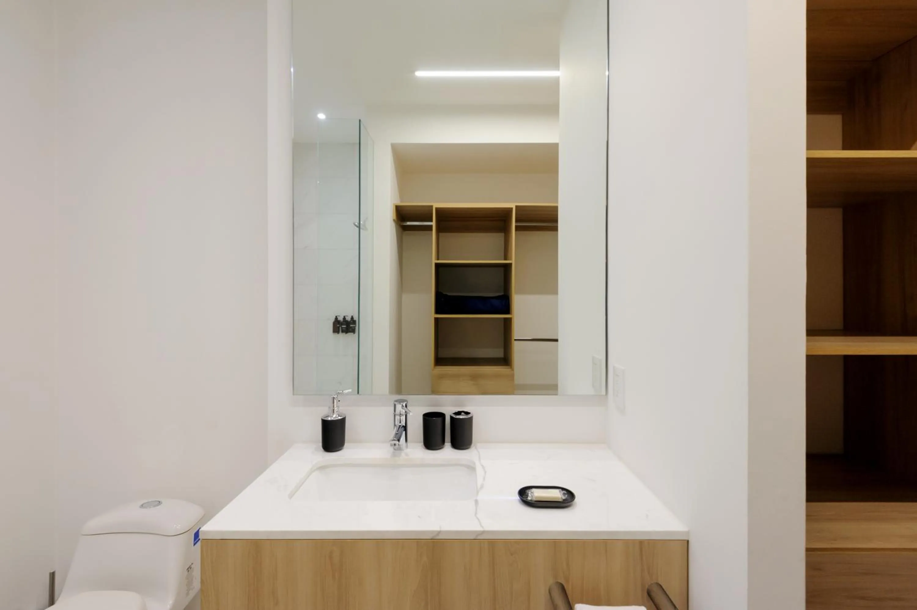 Bathroom in Londres 256 by Wynwood House