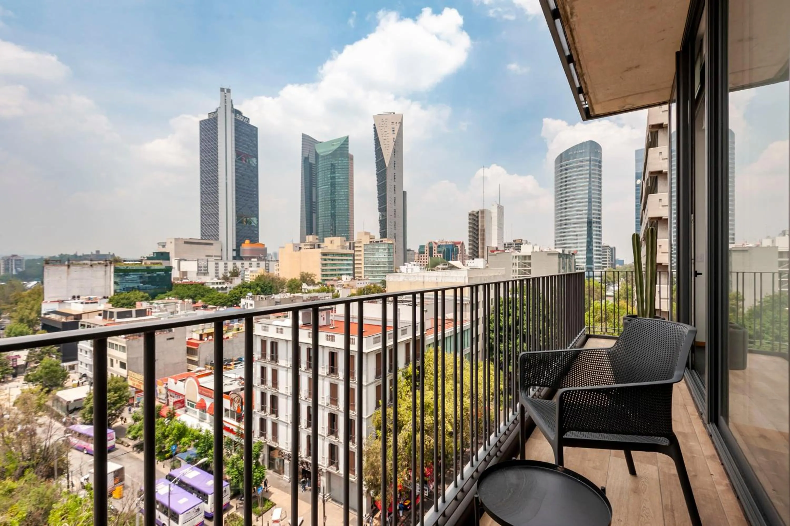 Balcony/Terrace in Londres 256 by Wynwood House