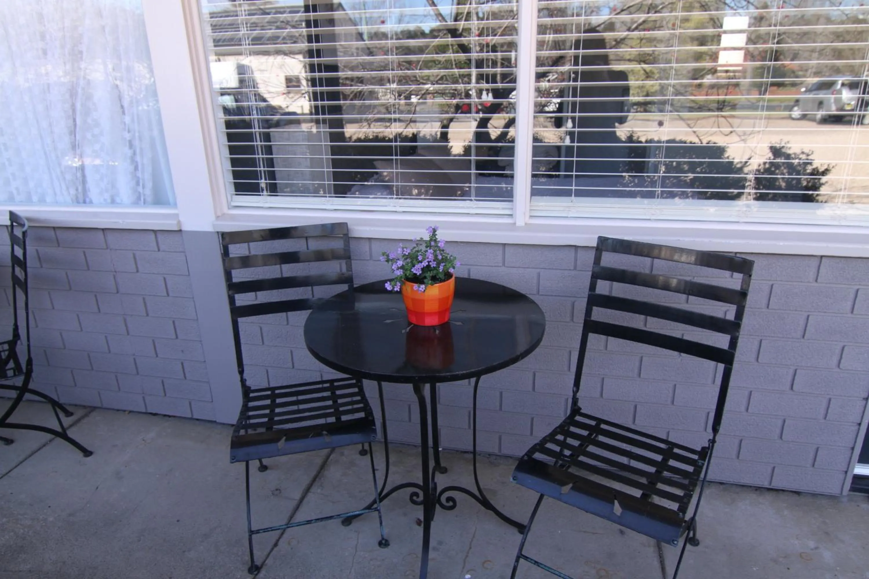 Seating area in Motel Melrose