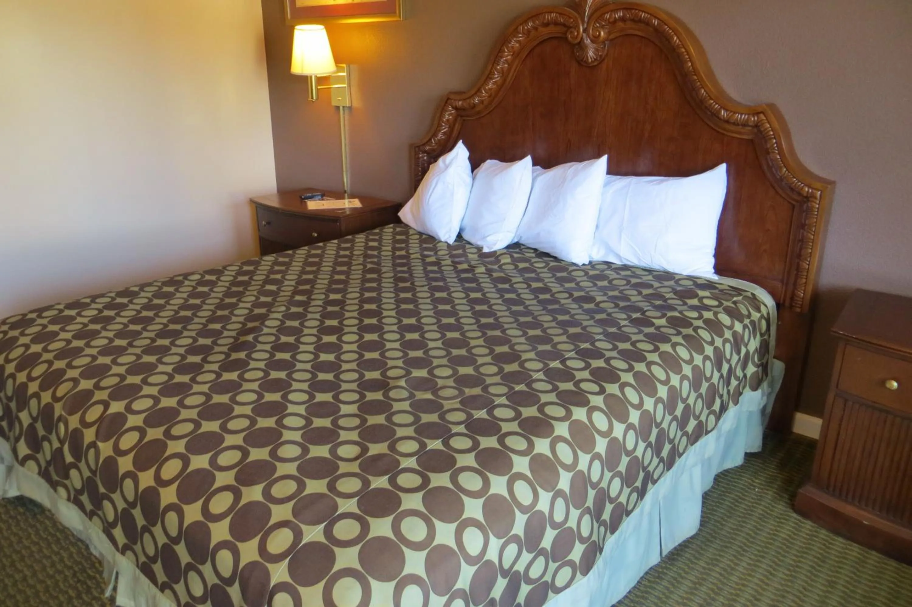 Bed in American Inn Stockton