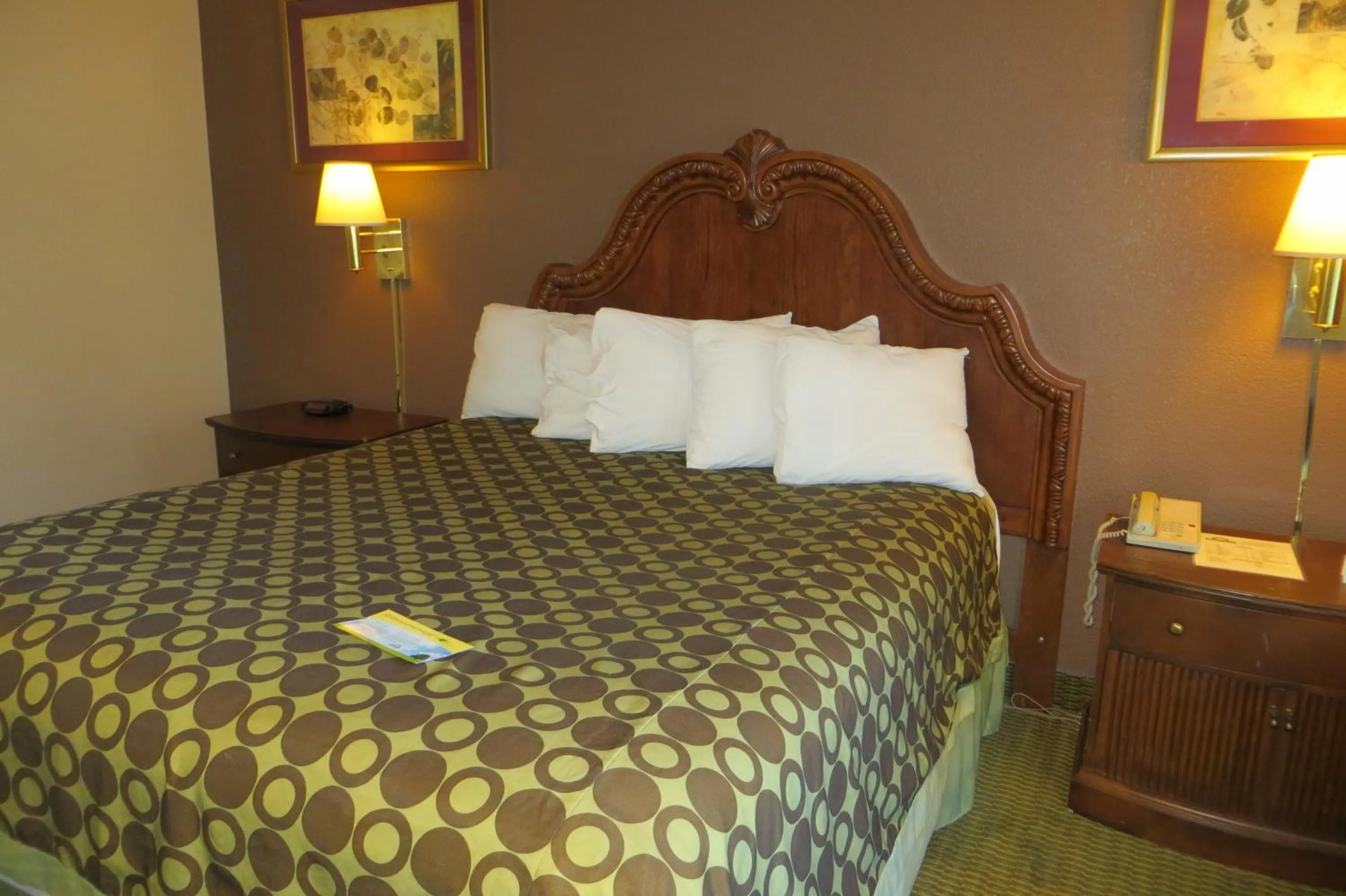 Bed in American Inn Stockton