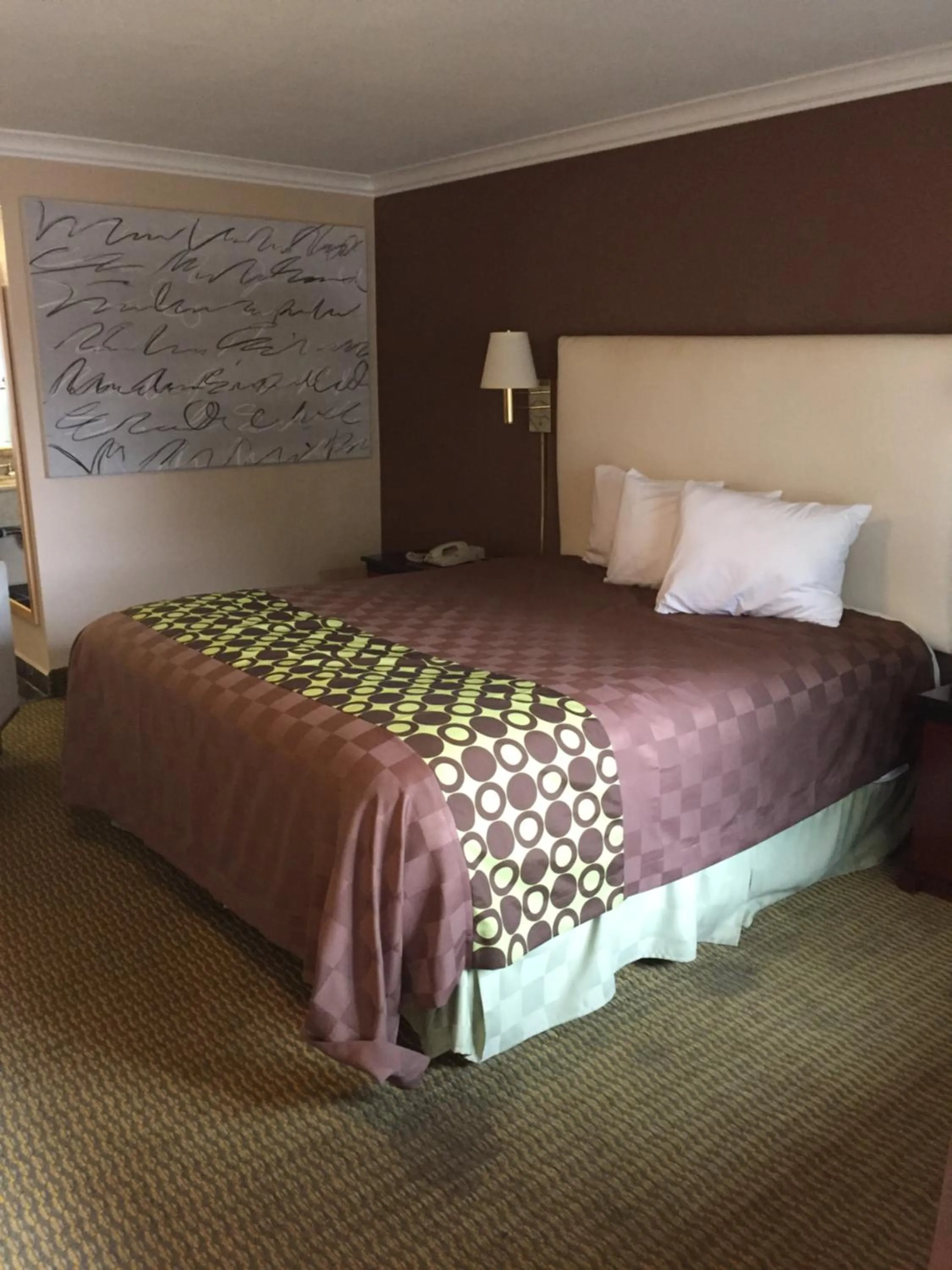 Bed in American Inn Stockton