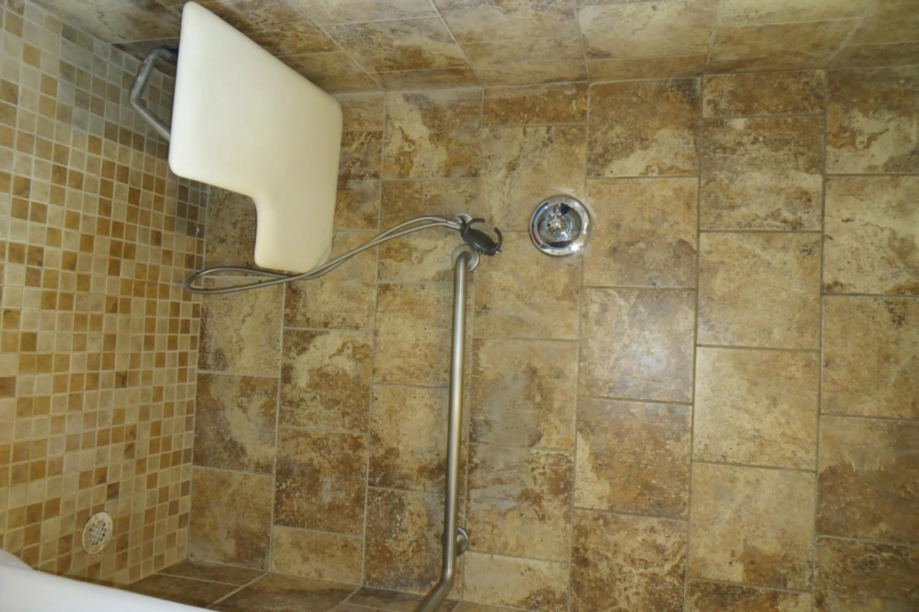 Shower in American Inn Stockton