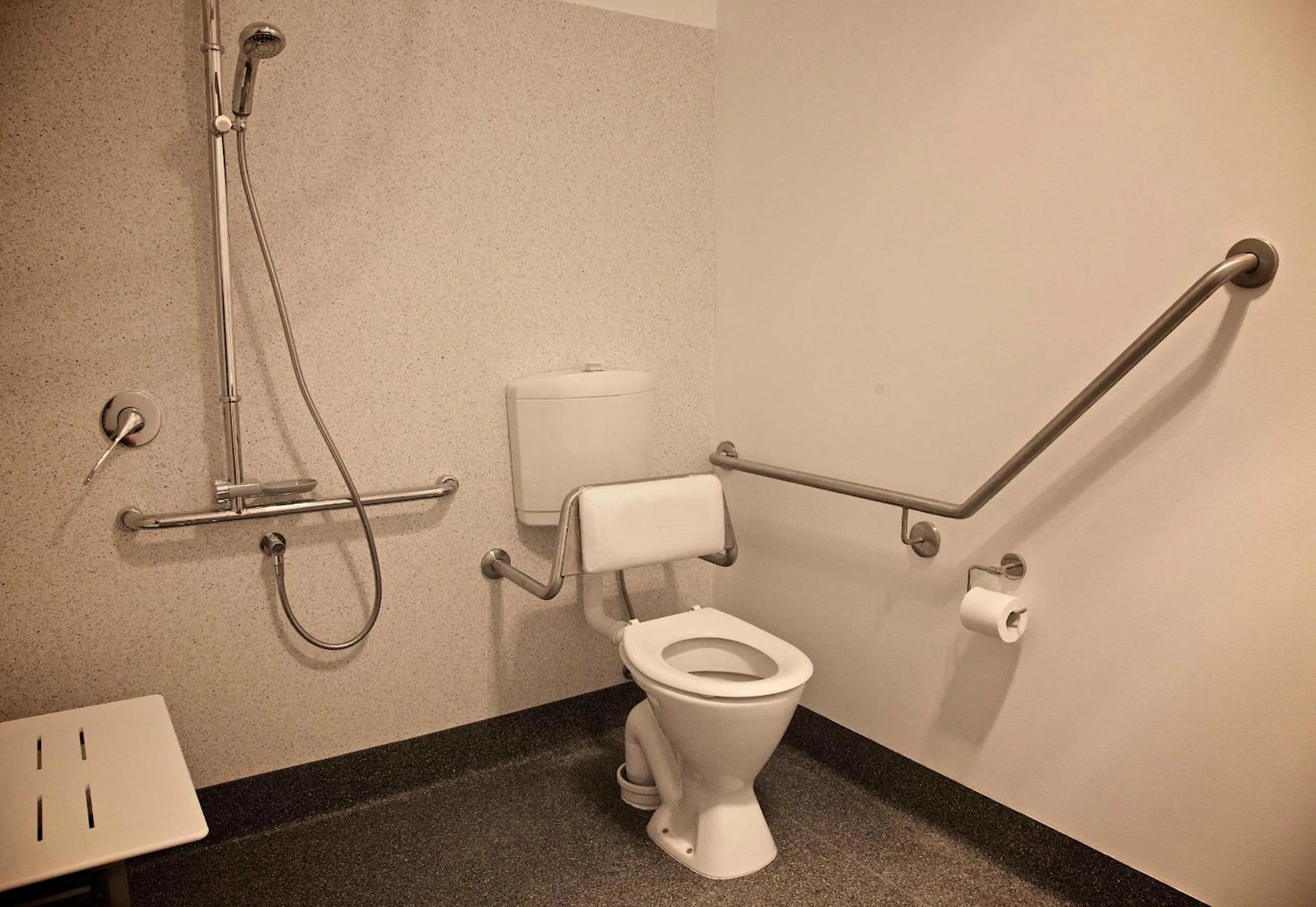 Shower in Penguin Beachfront Apartments