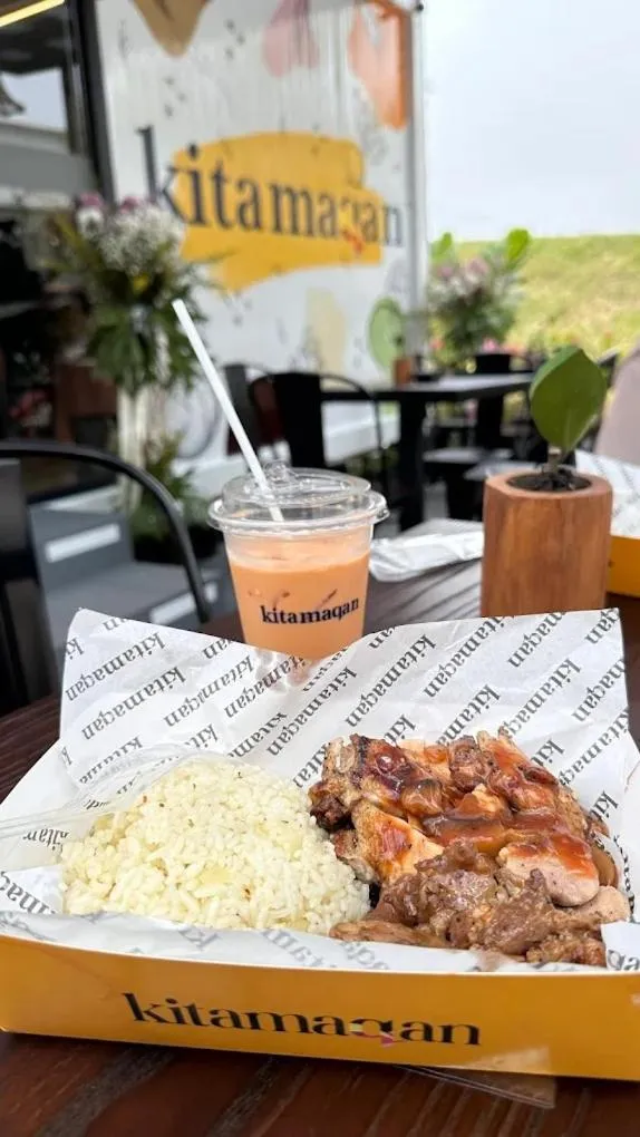 Restaurant/places to eat in BATIQA Hotel & Apartments Karawang