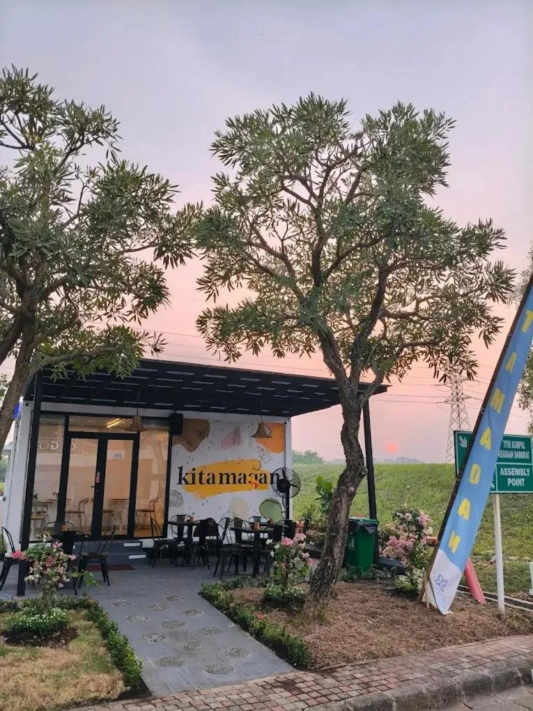 Restaurant/places to eat in BATIQA Hotel & Apartments Karawang