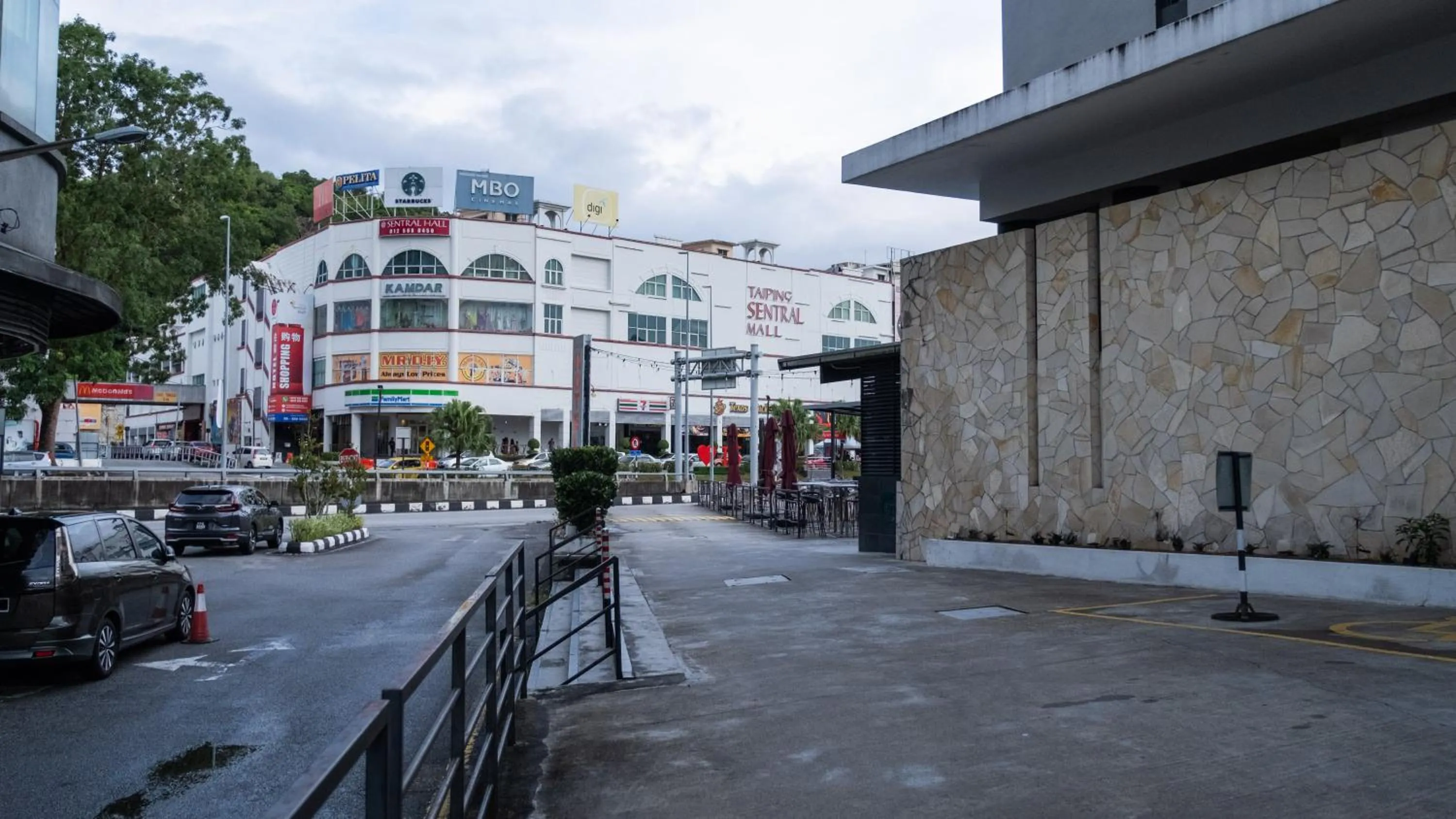 Facade/entrance in Beverly Hotel