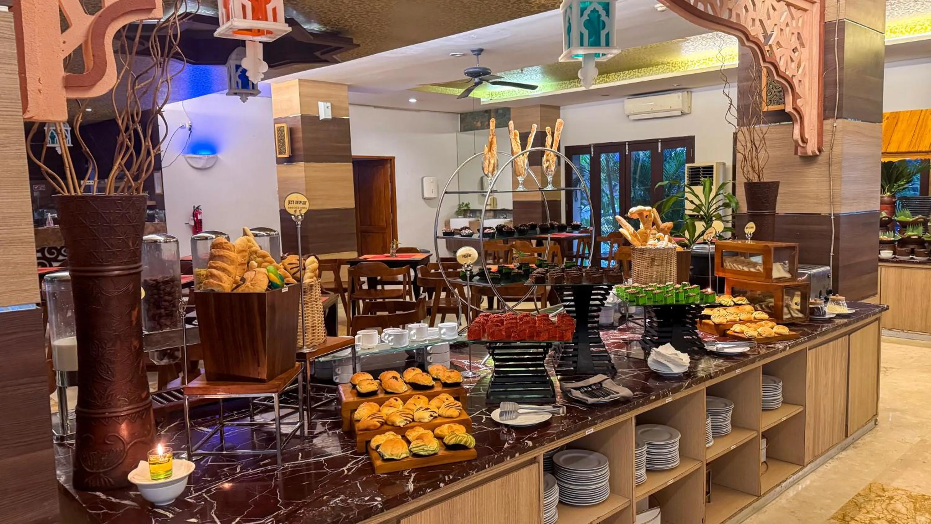 Restaurant/places to eat in Lorin Syariah Solo Hotel