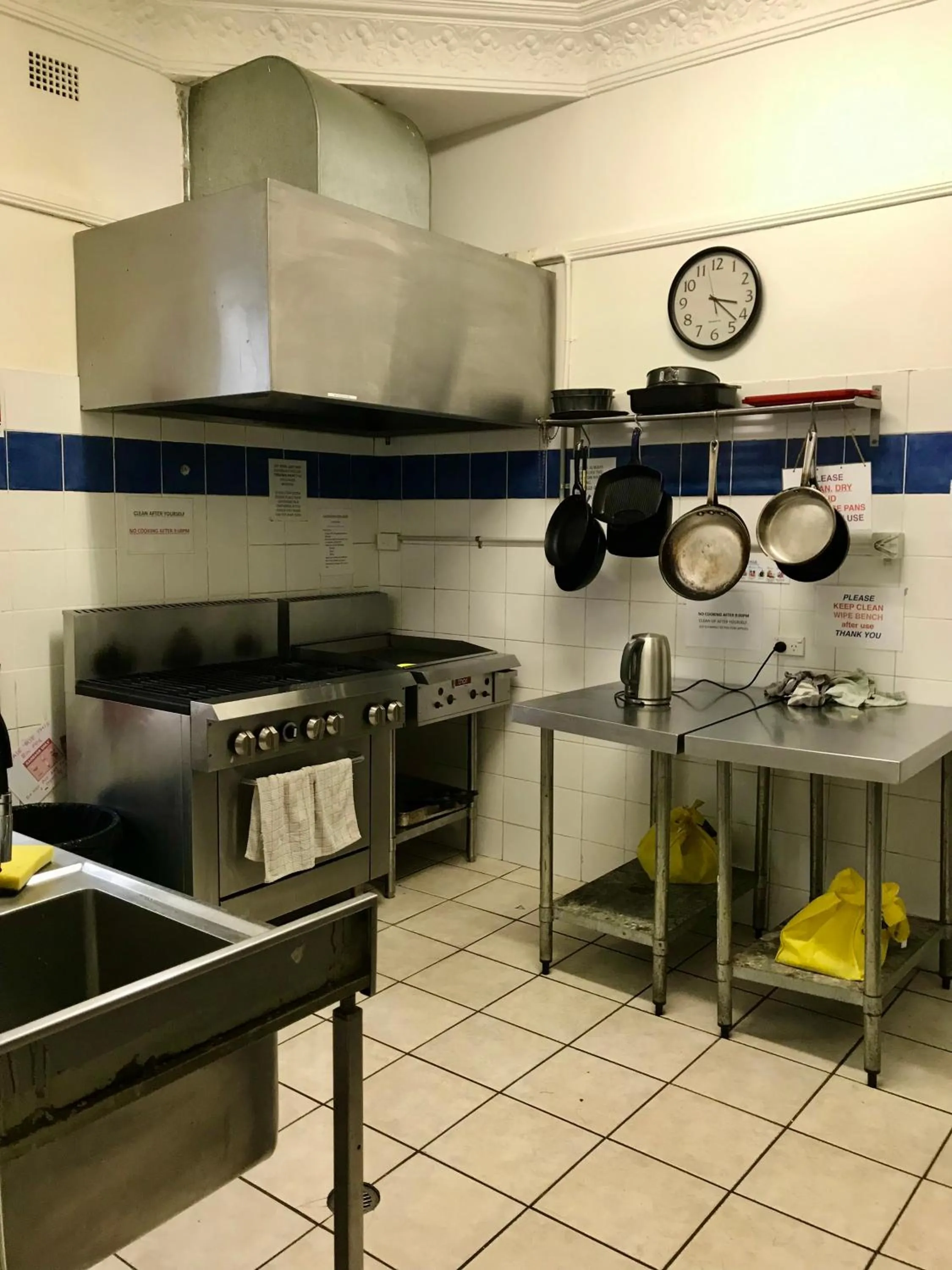 Communal kitchen in Manly Bunkhouse
