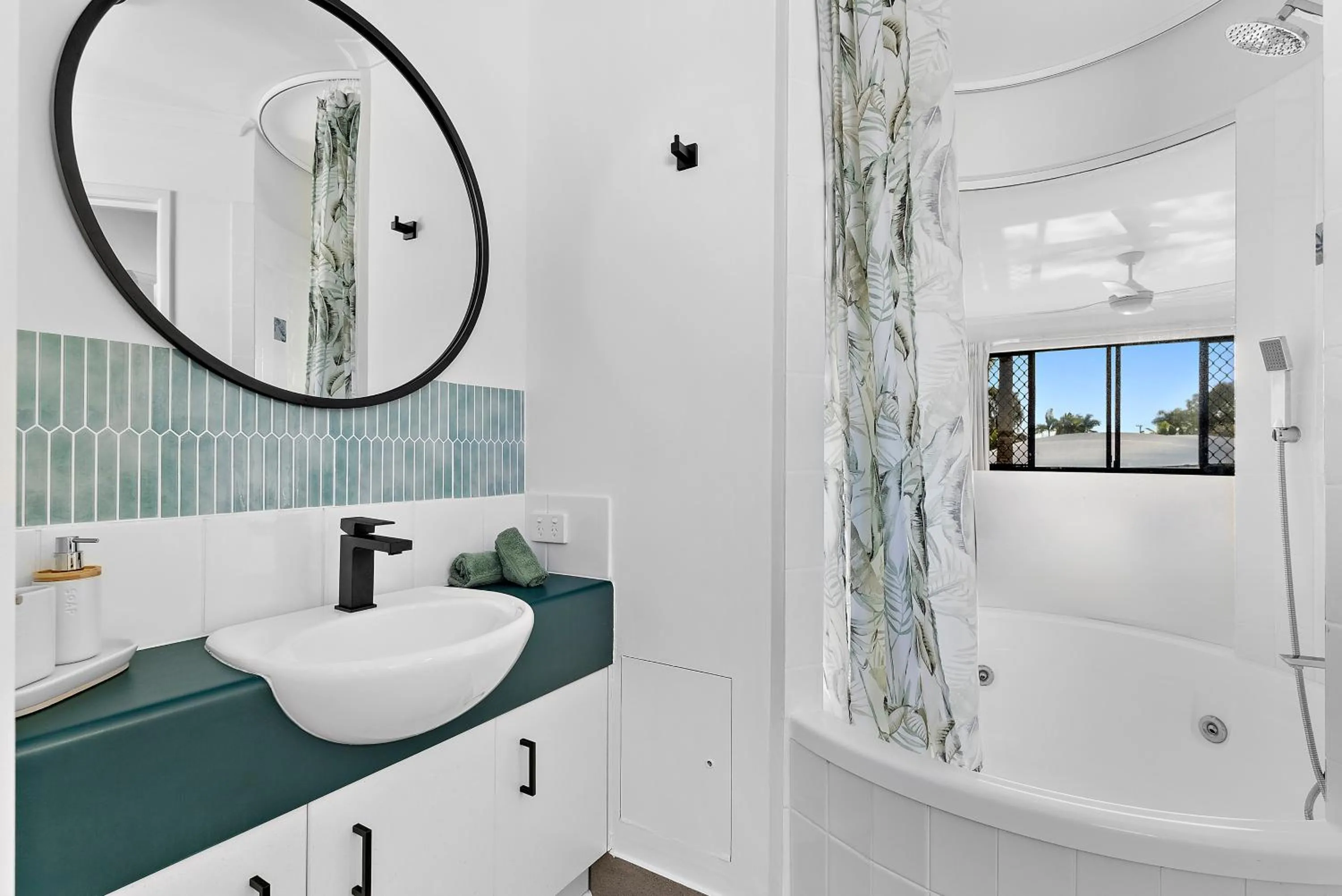 Sun Drenched Unit in Noosaville