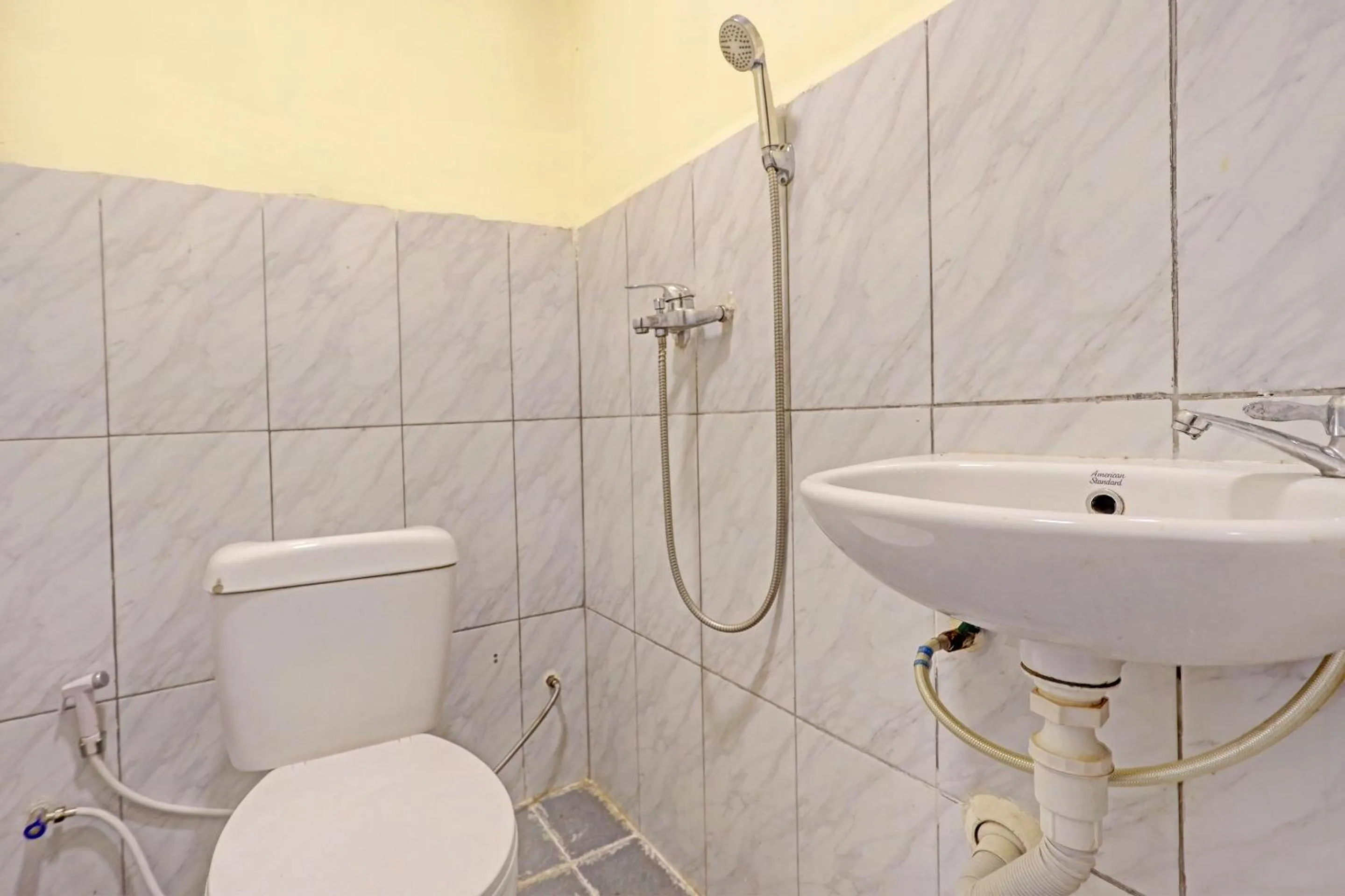 Bathroom in OYO 92553 Caitlin Homestay