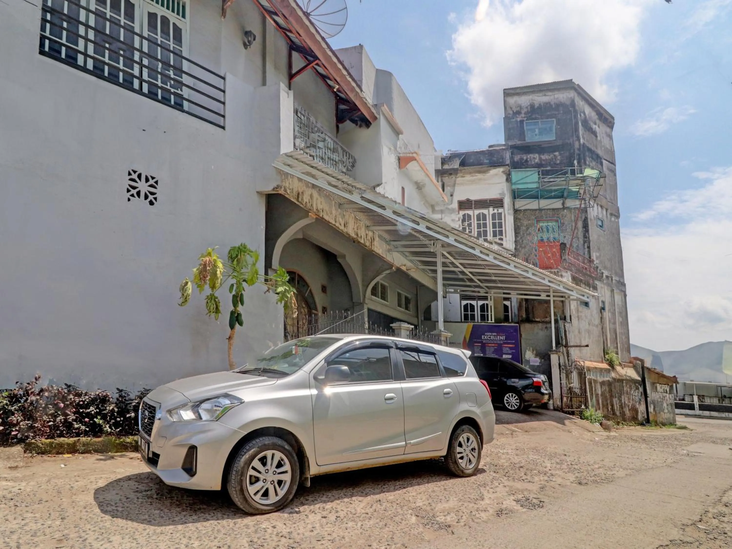 Facade/entrance in Hotel O Excellent Kost