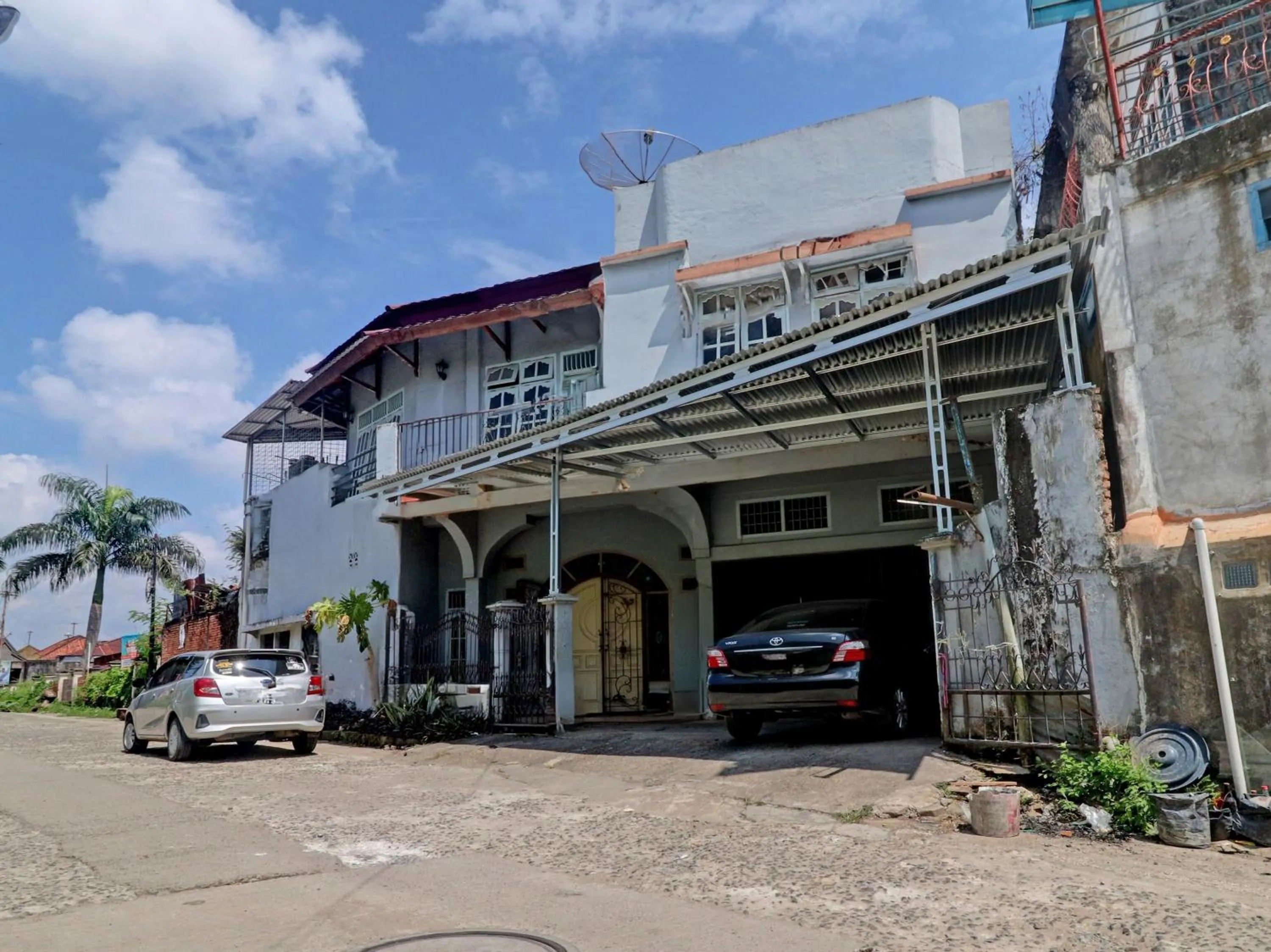 Facade/entrance in Hotel O Excellent Kost