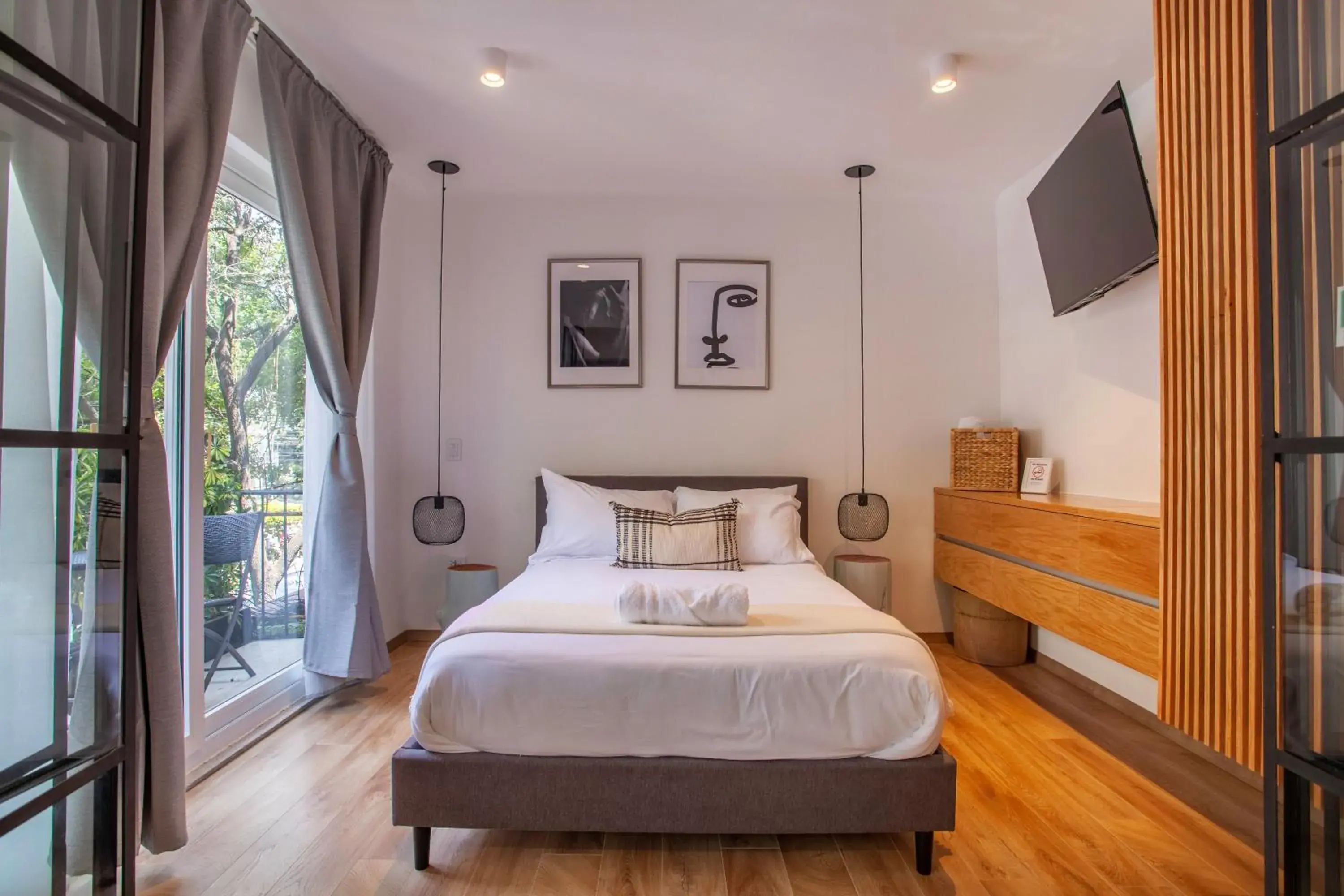 Deluxe Double Room with Balcony in Bright & sweet unit in the heart of Polanco. Deluxe Double Room with Balcony in Bright & sweet unit in the heart of Polanco.