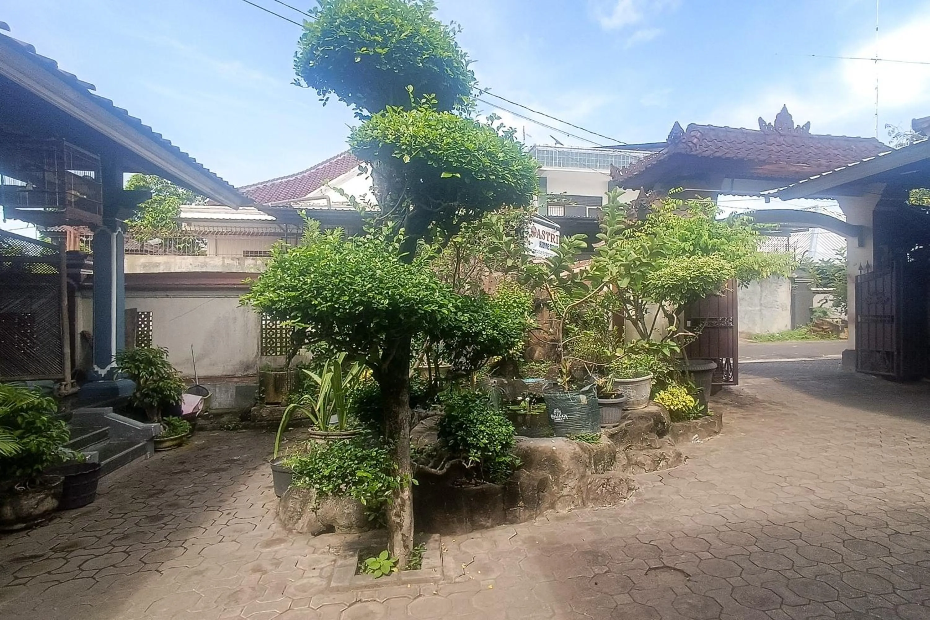 Property building in OYO 92560 Astri Homestay