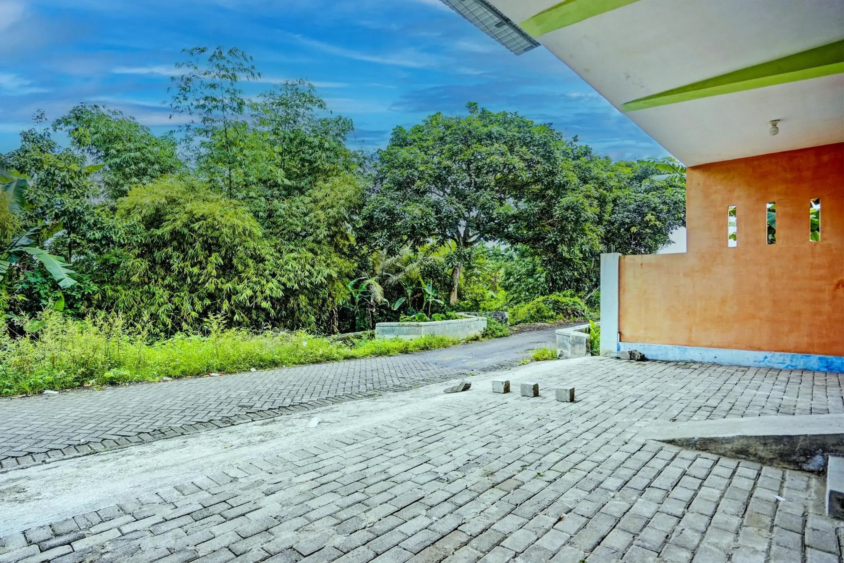 Facade/entrance in Hotel O Kemangi Asri Kost Facade/entrance in Hotel O Kemangi Asri Kost