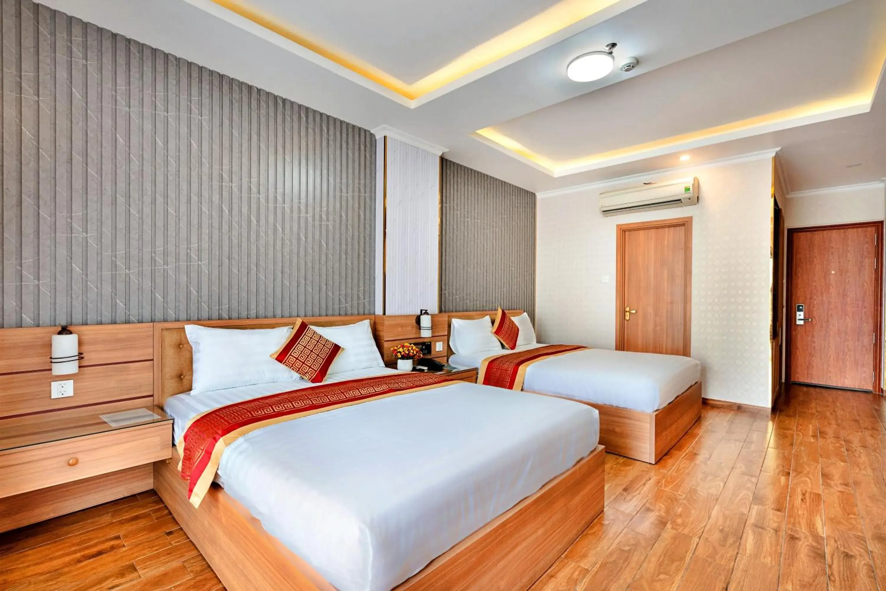 Photo of the whole room, Bed in Luna Saigon Hotel - Bui Vien Walking Street Photo of the whole room, Bed in Luna Saigon Hotel - Bui Vien Walking Street