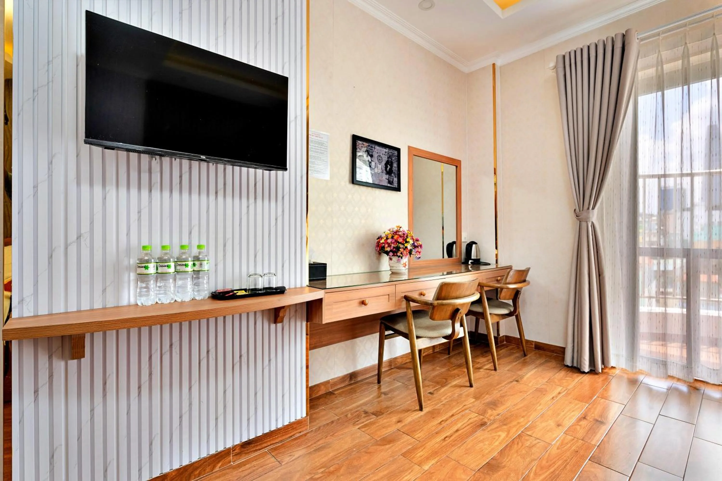 TV and multimedia in Luna Saigon Hotel - Bui Vien Walking Street