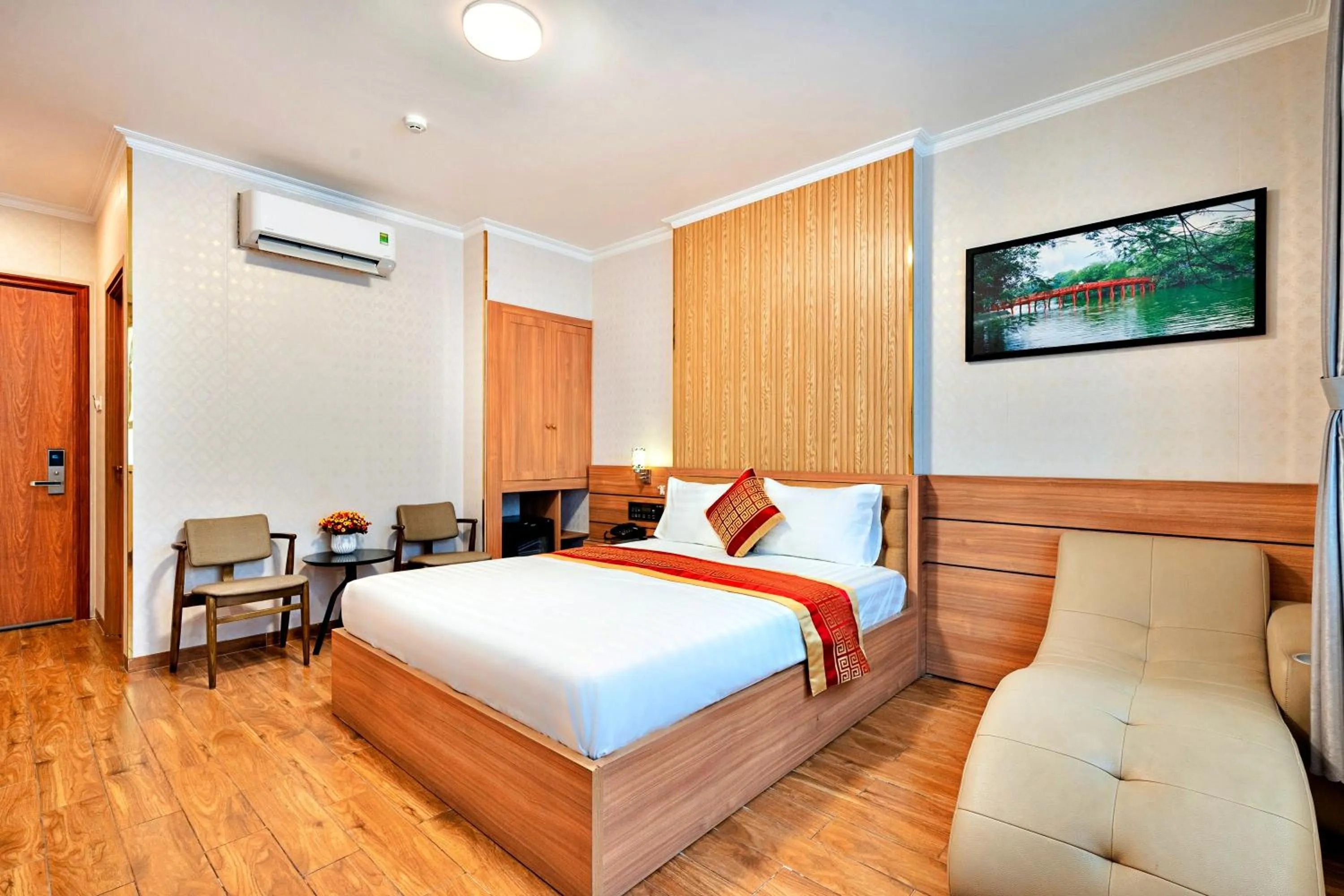 Bed in Luna Saigon Hotel - Bui Vien Walking Street