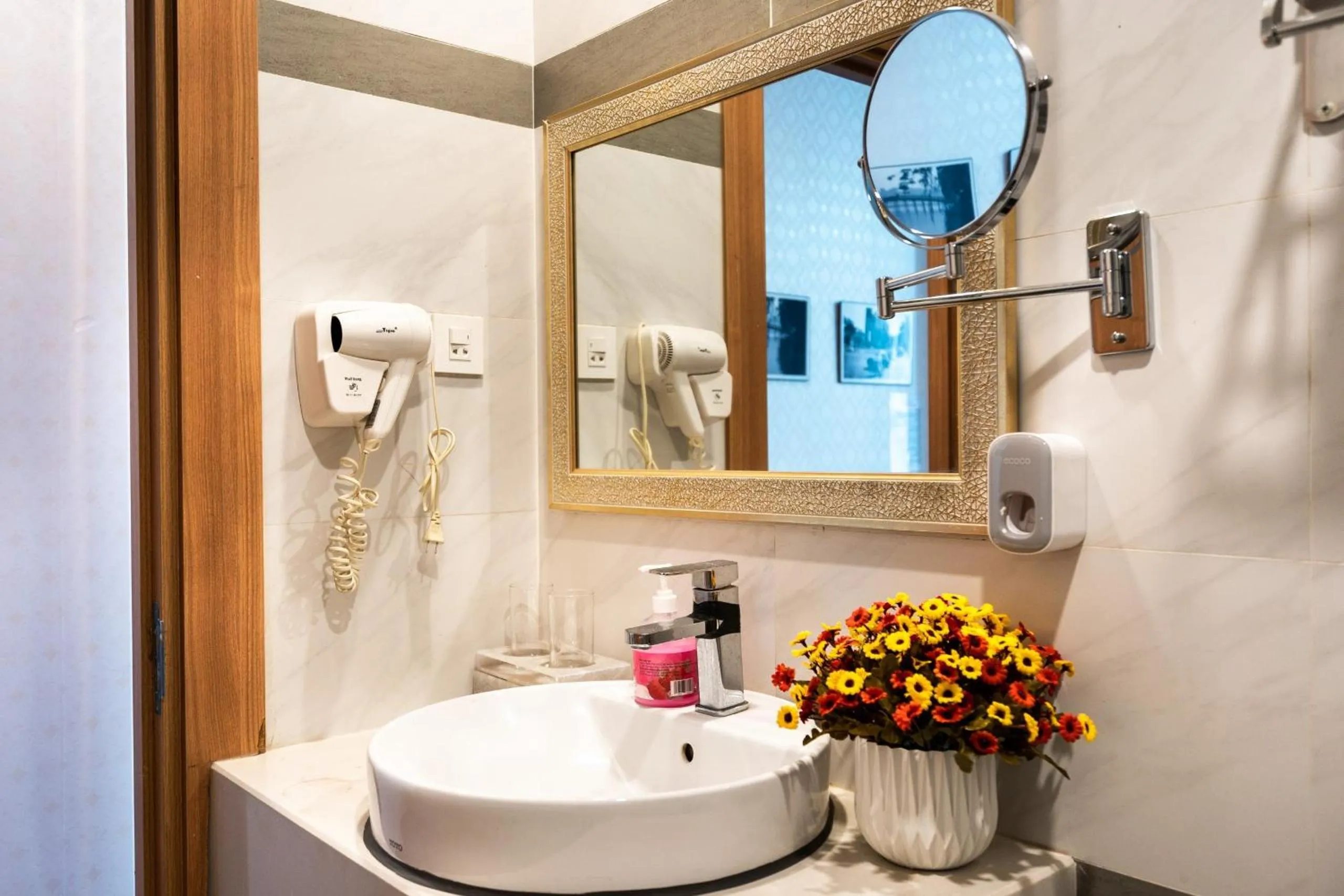 Luna Saigon Hotel - Bui Vien Walking Street