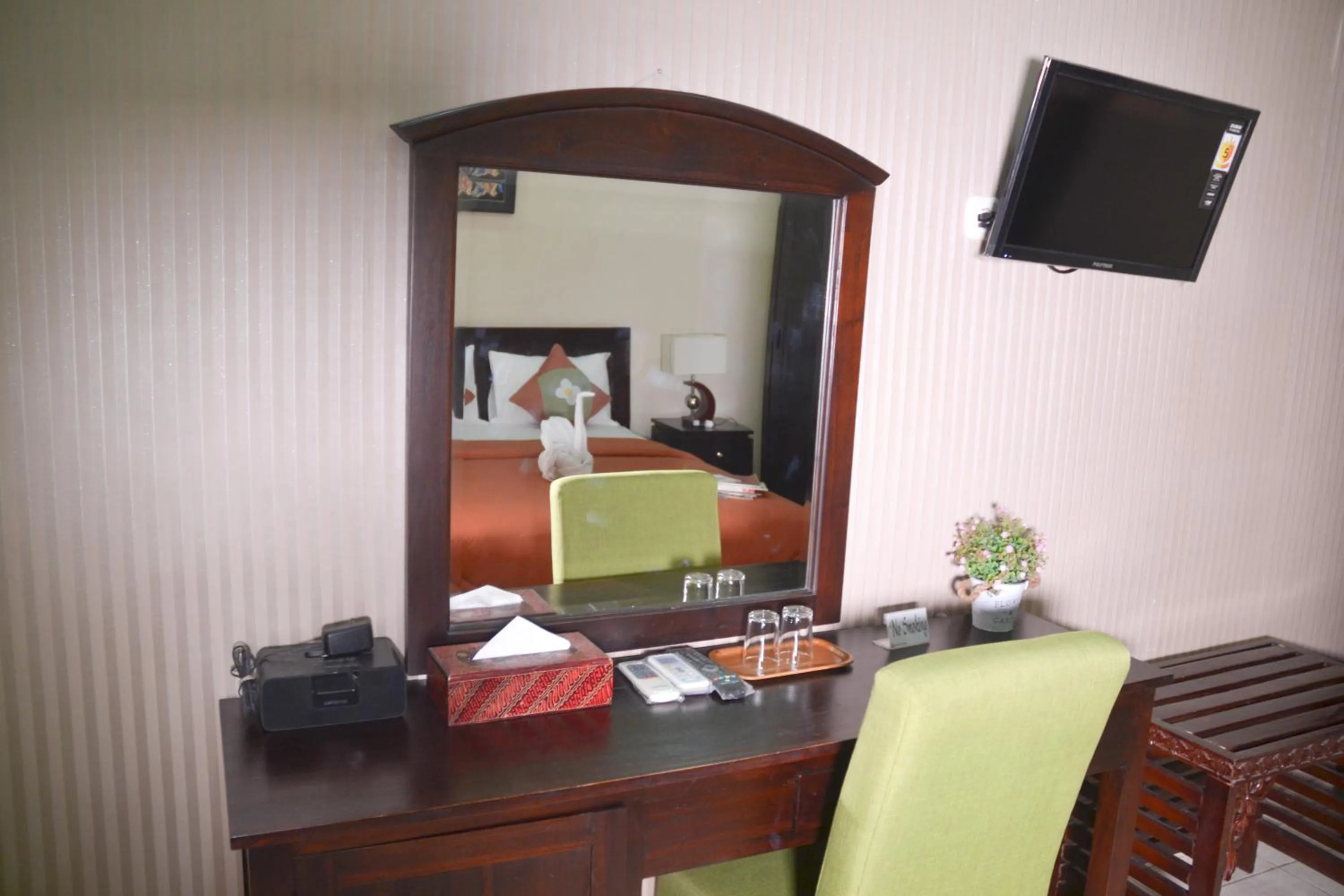 TV and multimedia in Roemah Canting Homestay