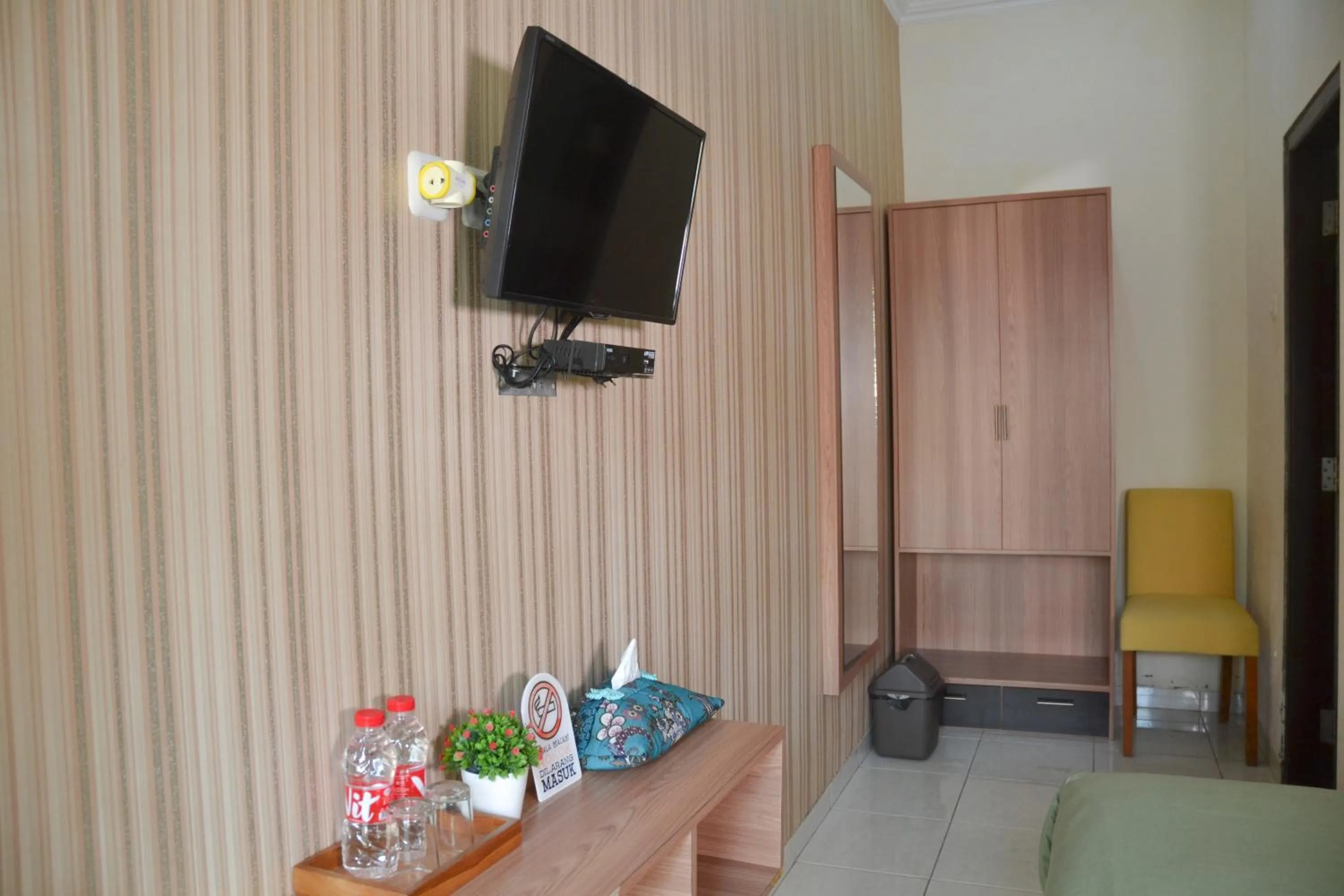 TV and multimedia in Roemah Canting Homestay