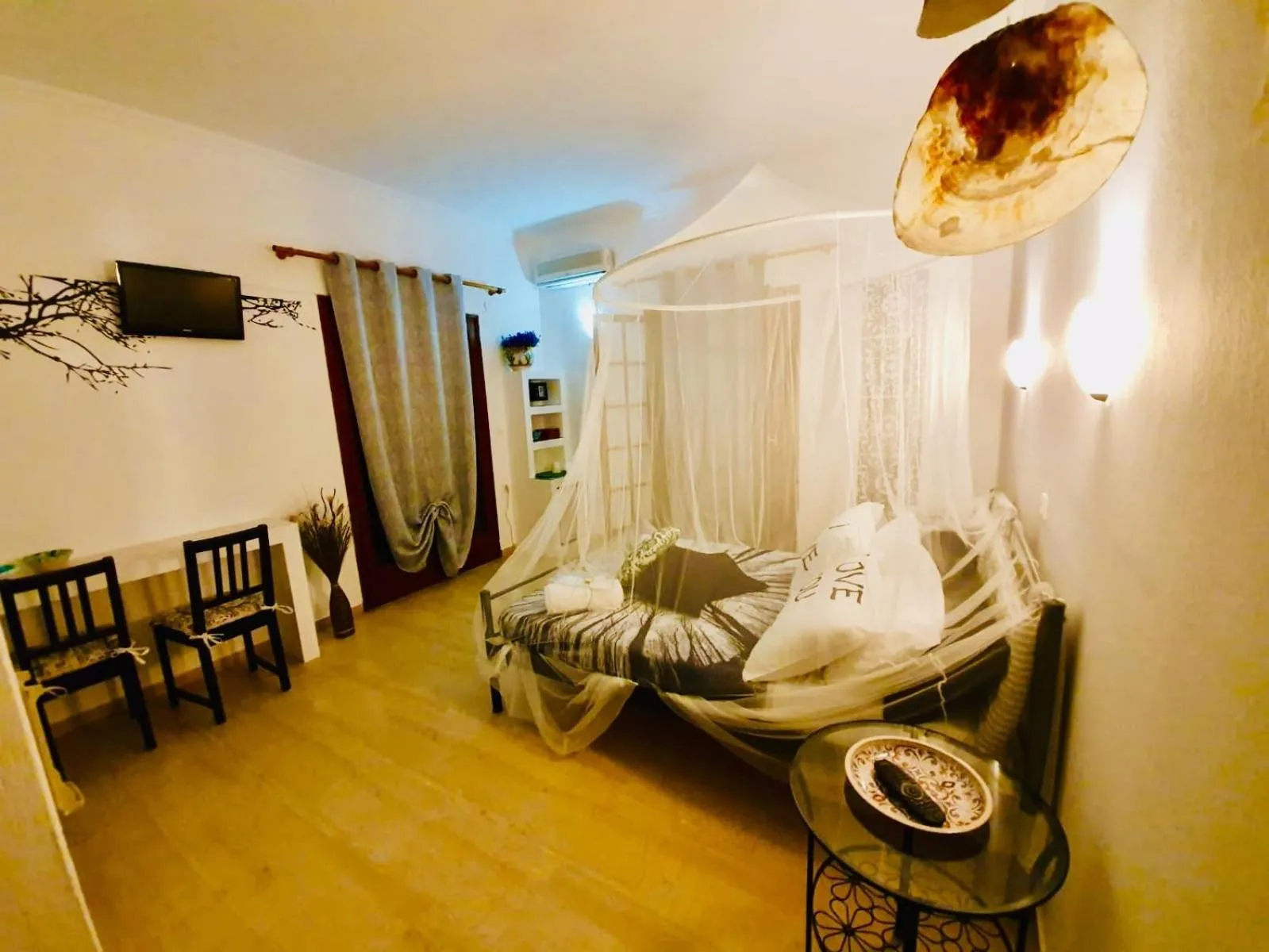 Bed in Thomas Art Hotel