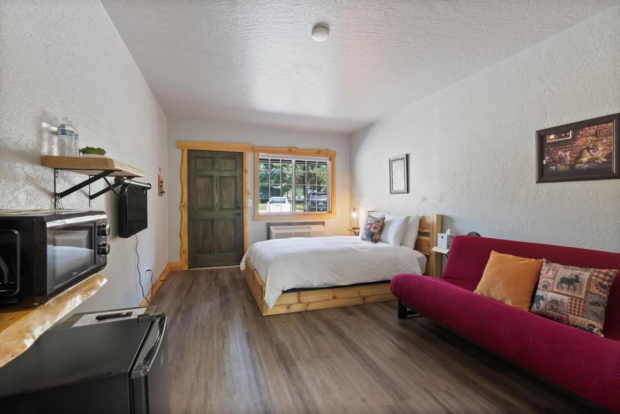 Seating area, Bed in Lake Village Lodge