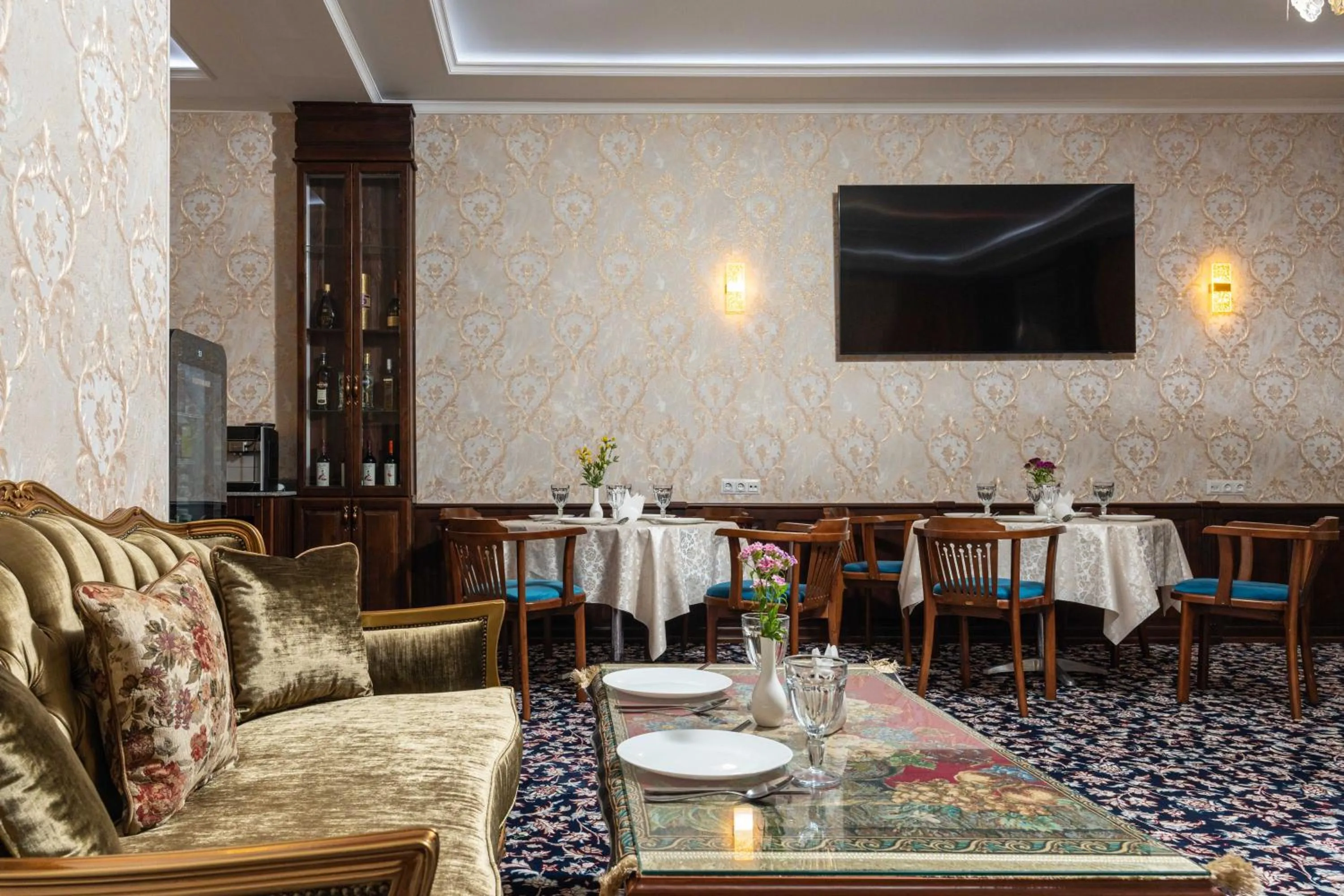 Restaurant/places to eat in Aqua Hotel