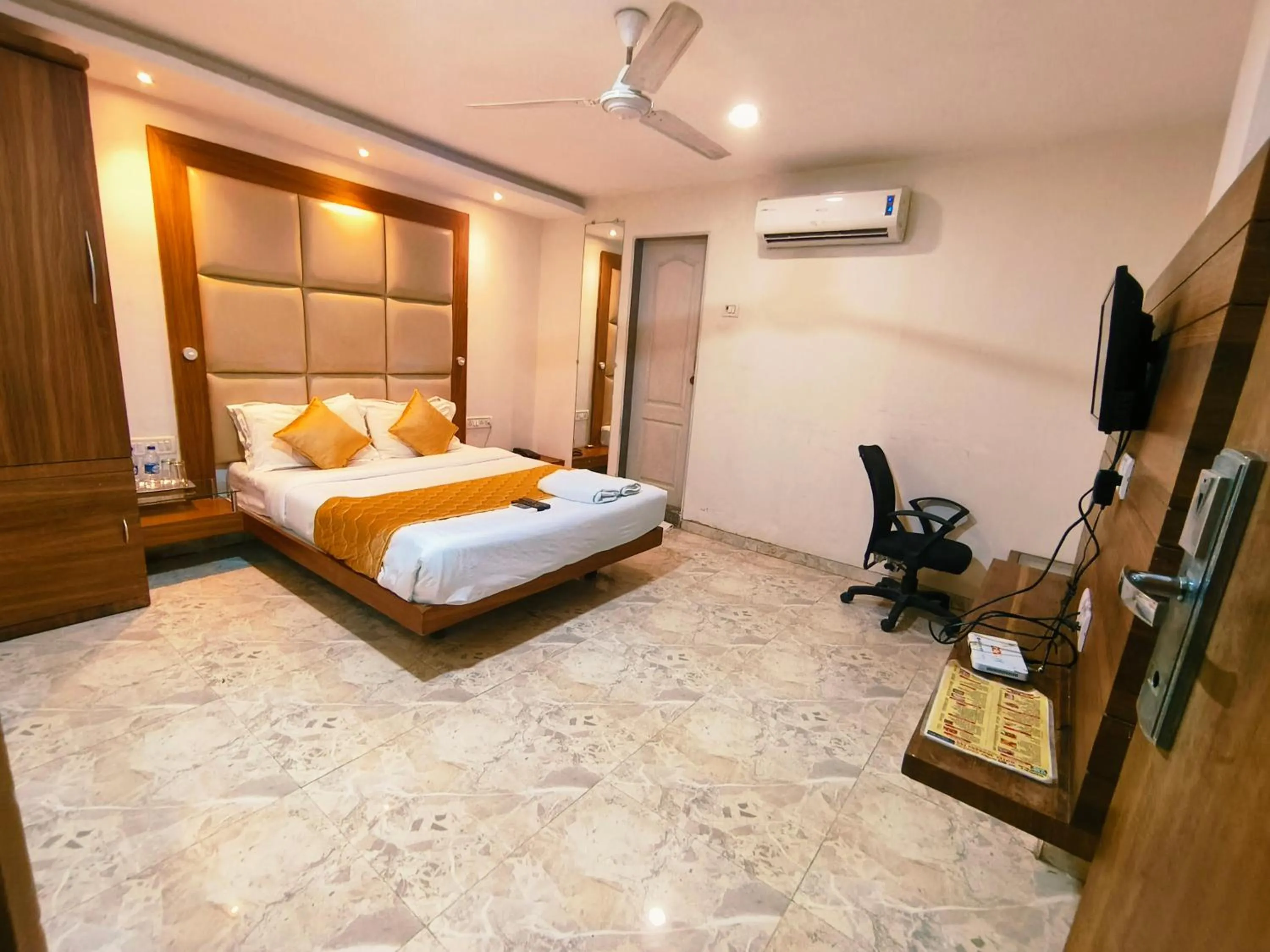 Bedroom, Bed in Apex Hotel