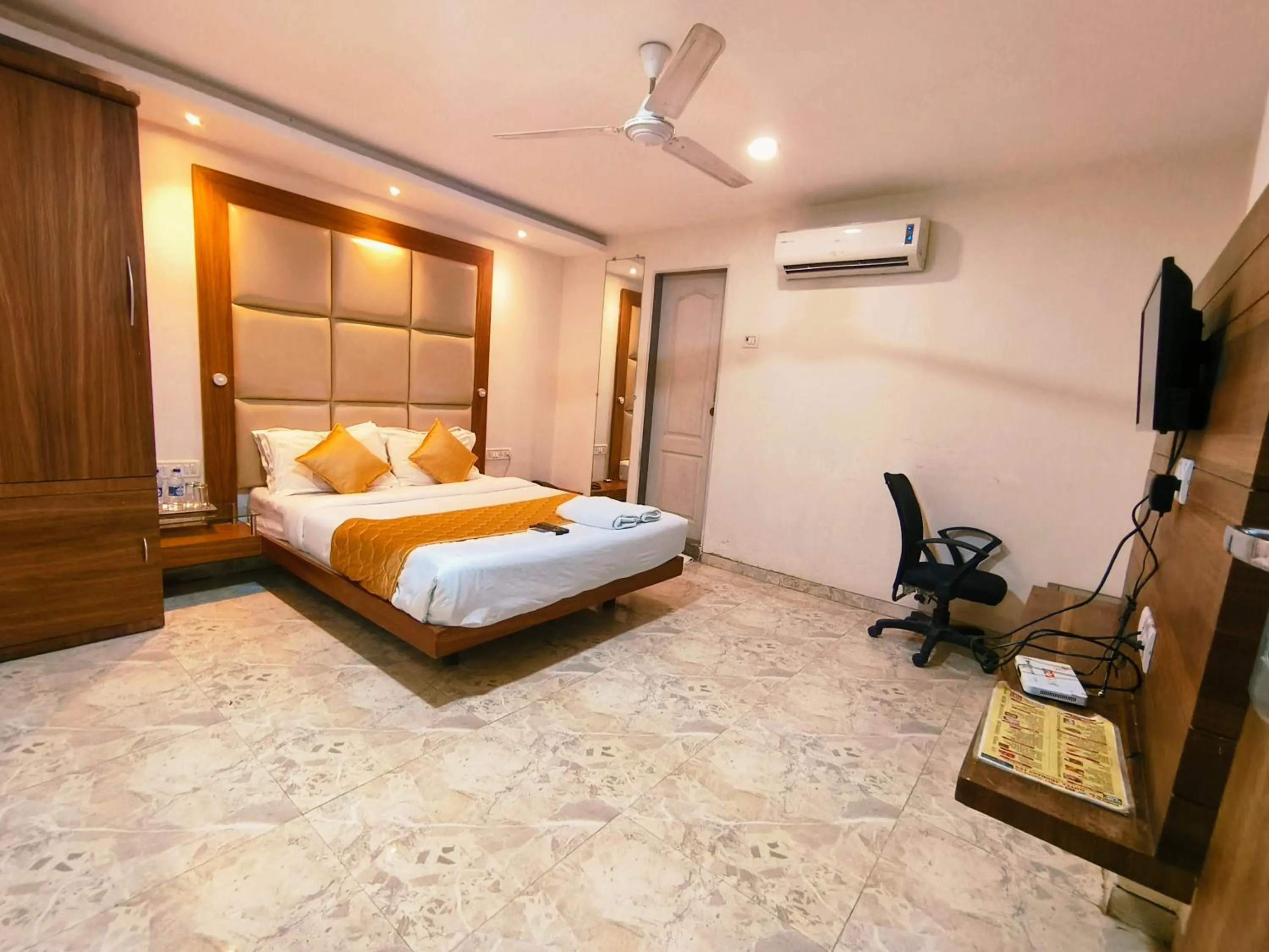 Photo of the whole room, Bed in Apex Hotel