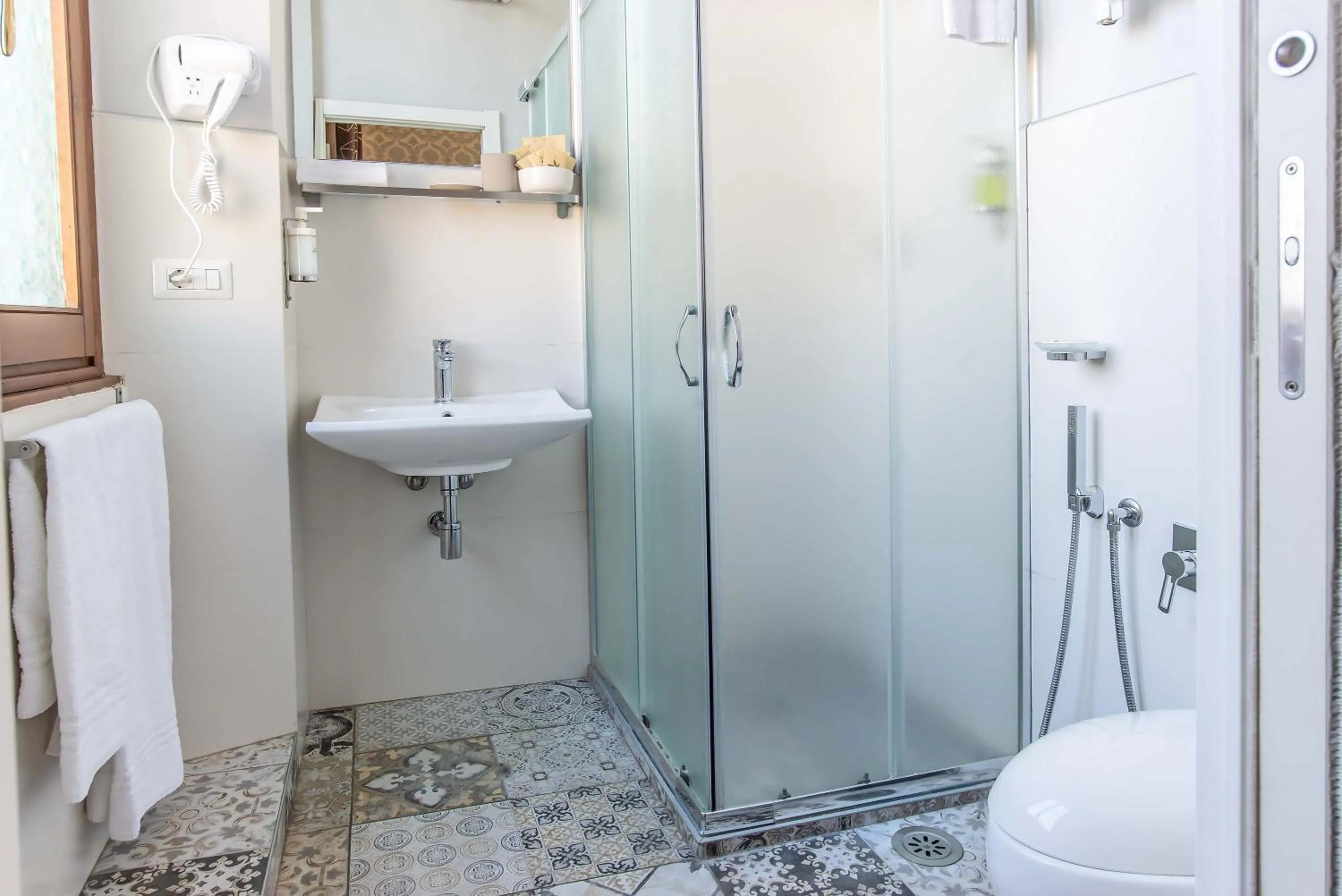 Shower in IL MERCATO CENTRALE B and B