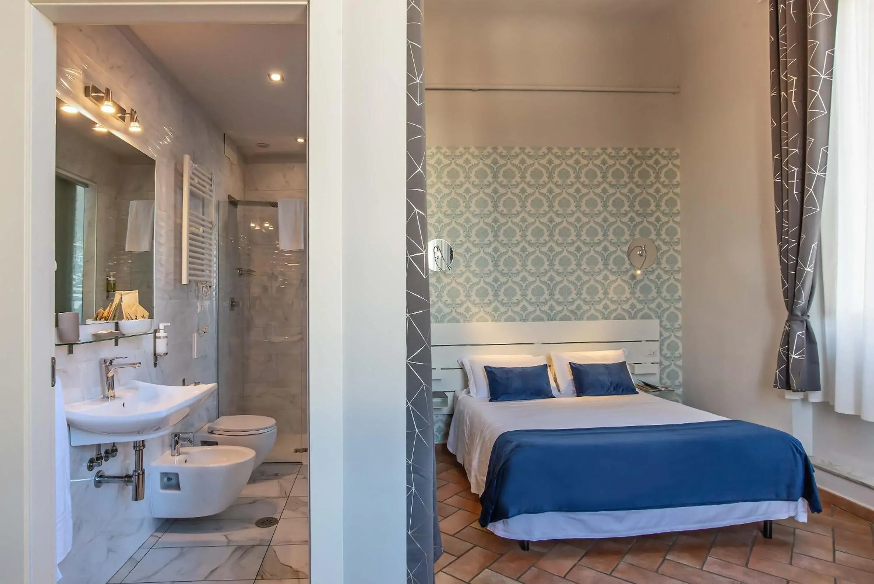 Family Room with Shower in IL MERCATO CENTRALE B and B Family Room with Shower in IL MERCATO CENTRALE B and B