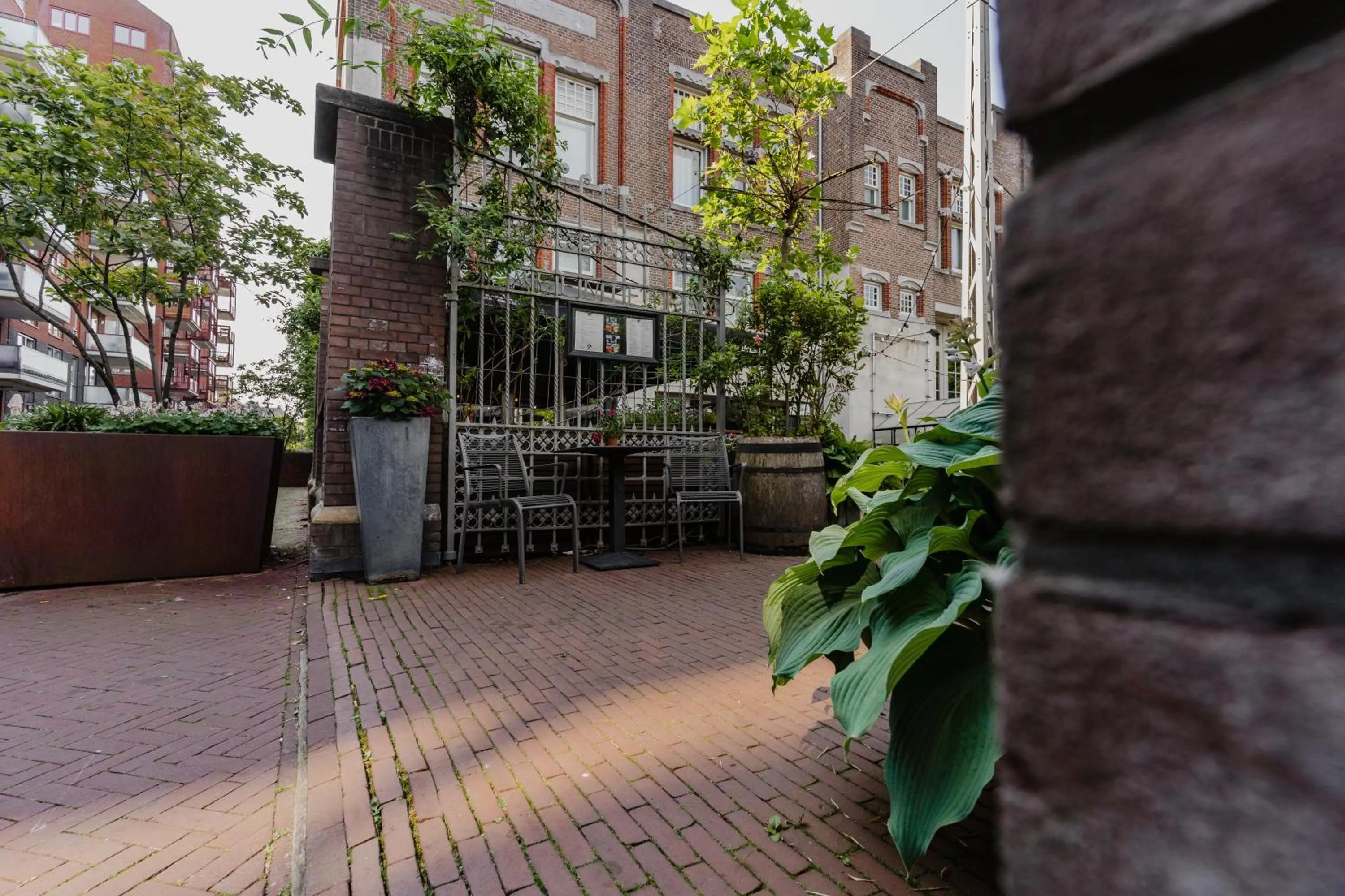 Property building in Hotel De Hallen