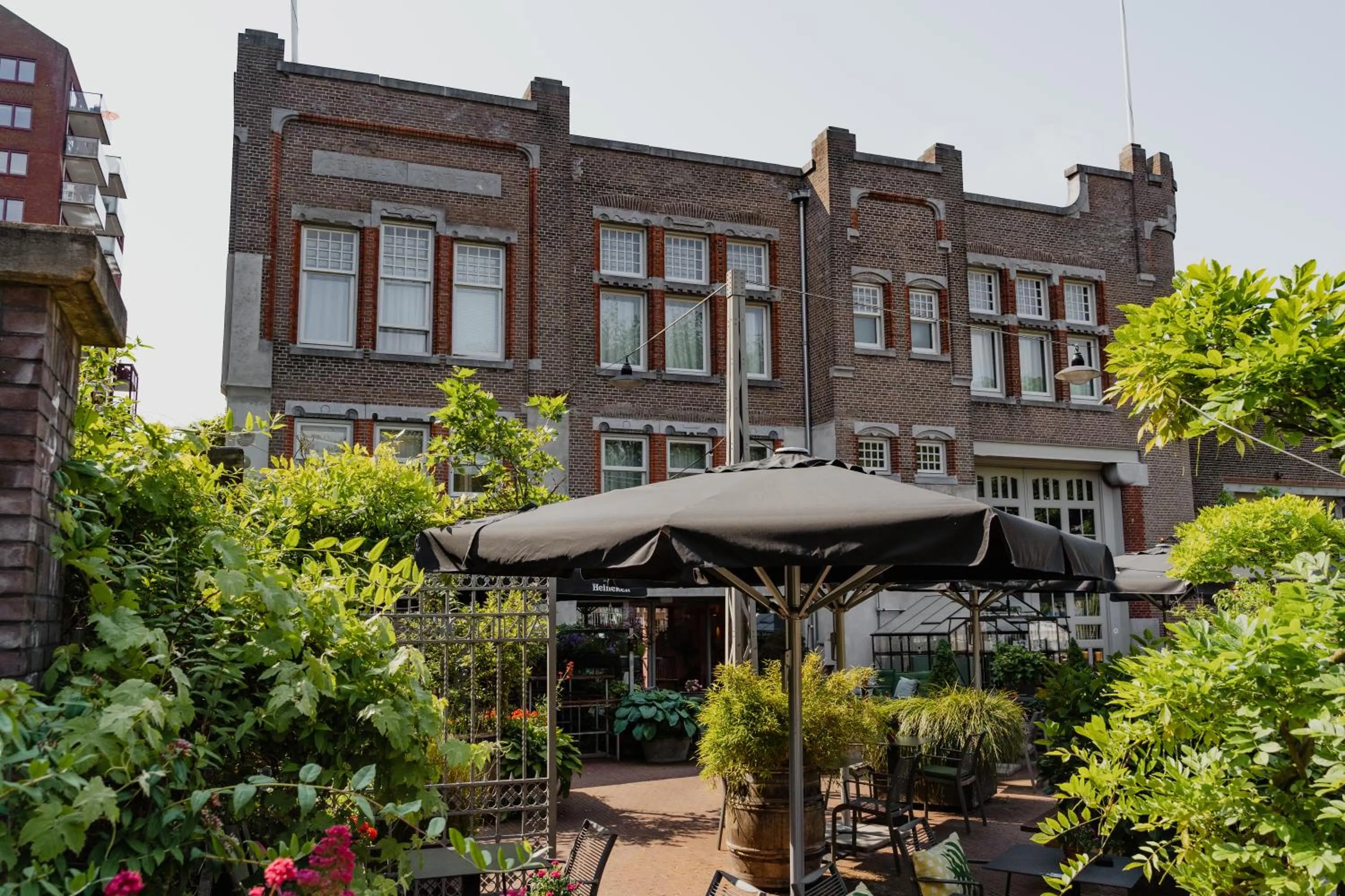 Property building in Hotel De Hallen