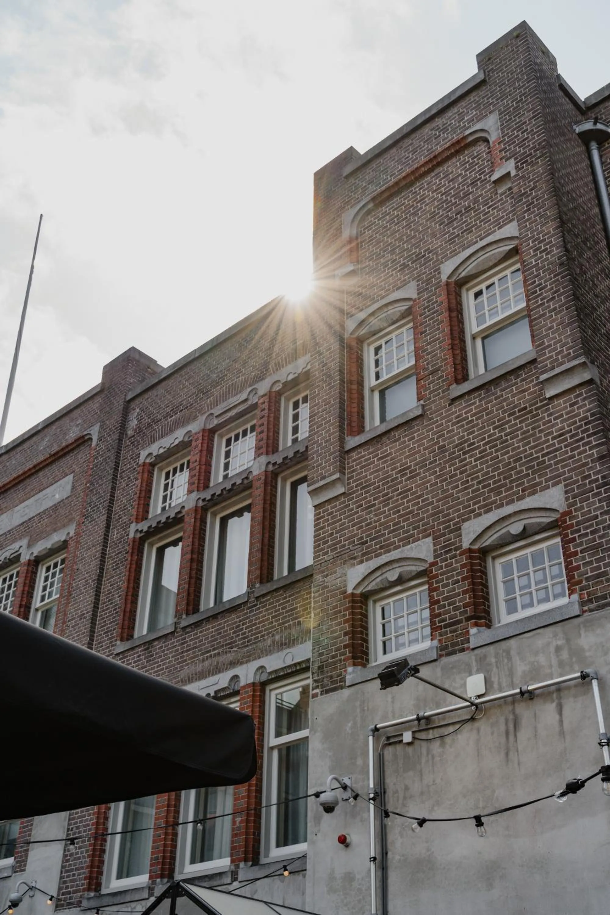 Property building in Hotel De Hallen