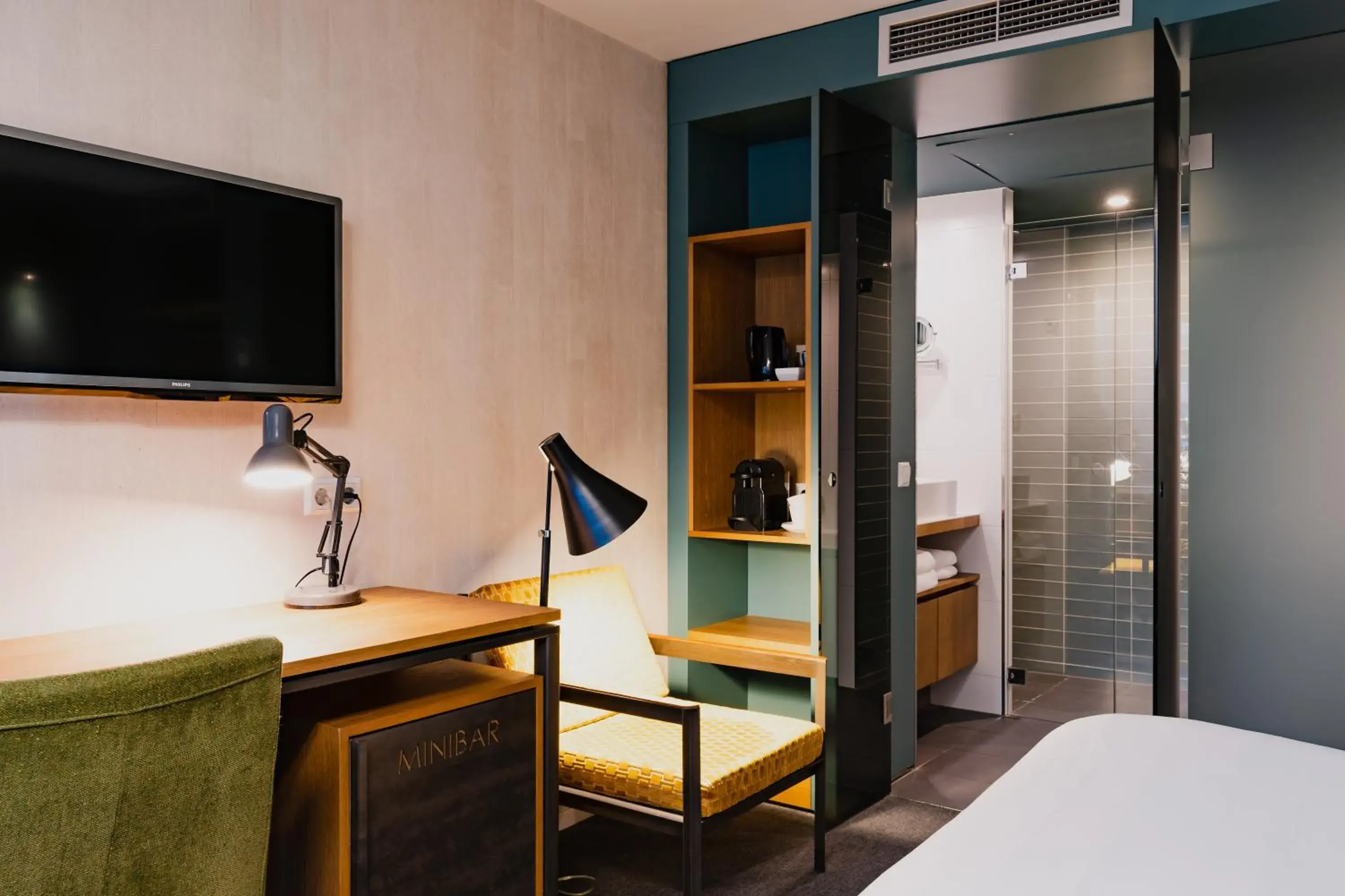 TV and multimedia, Bed in Hotel De Hallen TV and multimedia, Bed in Hotel De Hallen