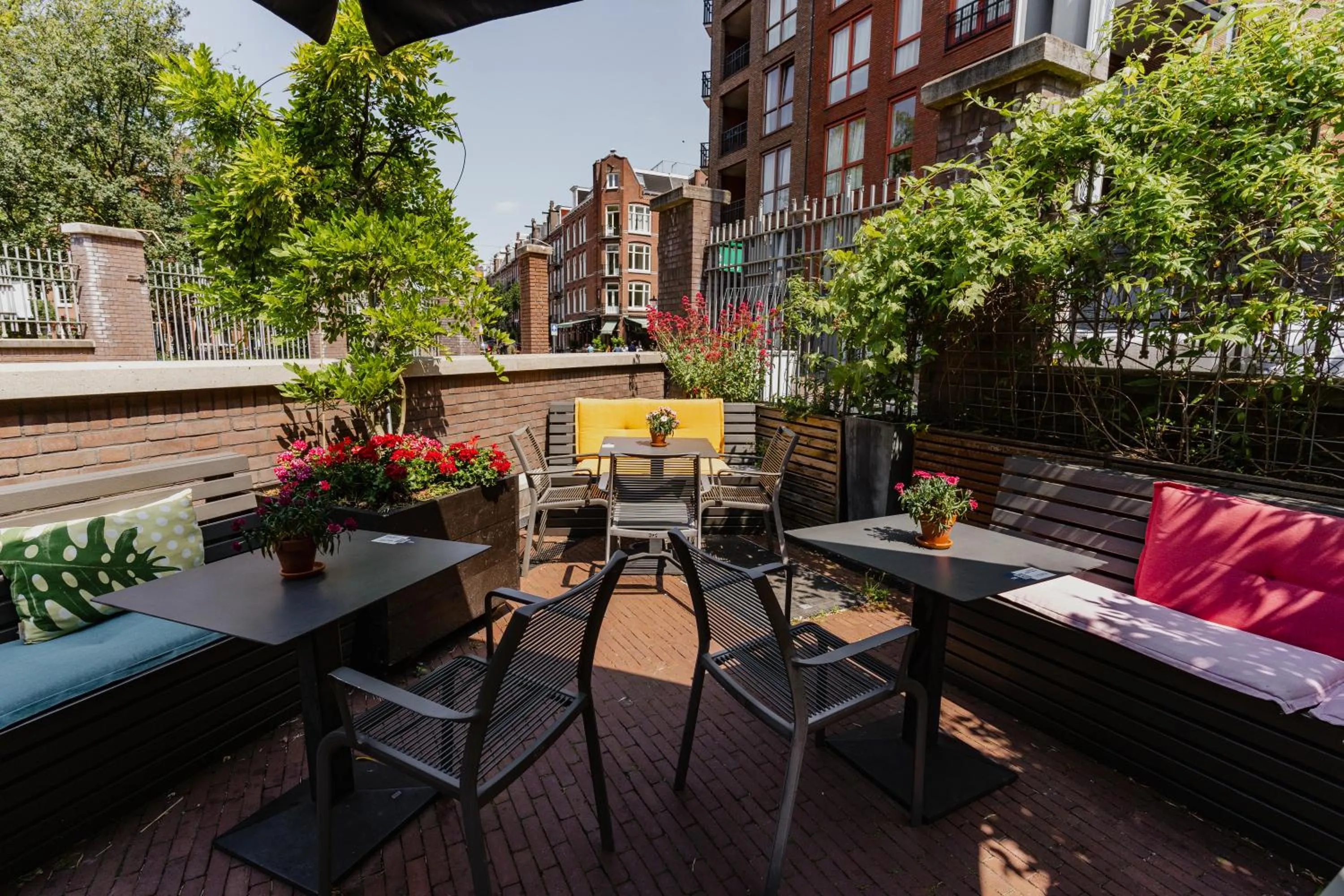 Property building in Hotel De Hallen